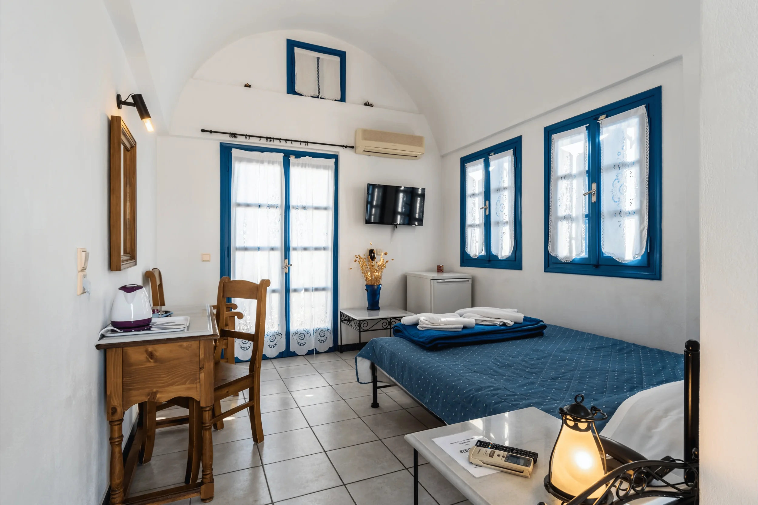 irigeneia perissa santorini hotel standard double room 21.webp