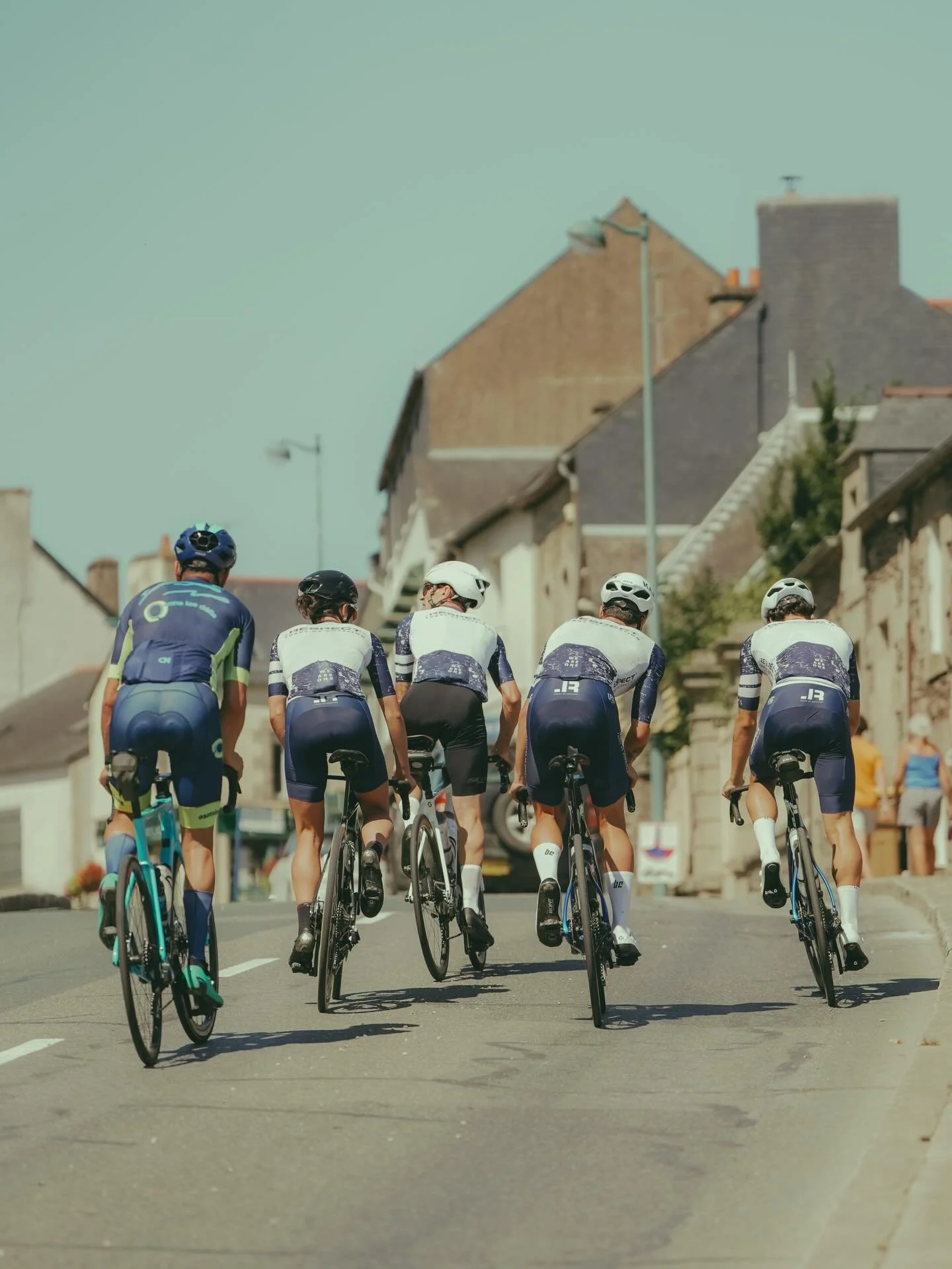 Jeudi, on sera au c&oelig;ur du @tourdebretagne ✨

Avec l&rsquo; @associationforrose , engag&eacute;e aupr&egrave;s des enfants malades, on va vivre une journ&eacute;e particuli&egrave;re : rouler ensemble, rencontrer, &eacute;changer&hellip; et donn