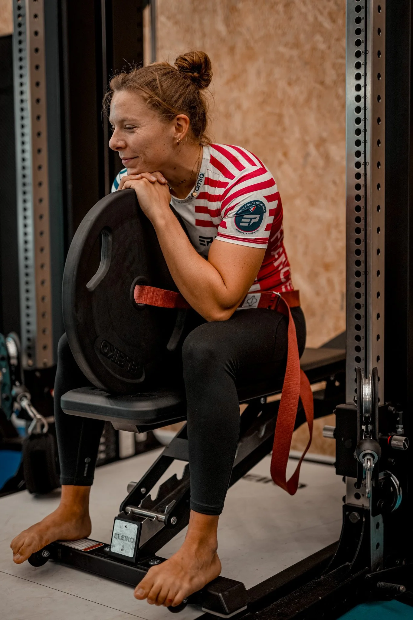 Vanina Paoletti, équipé de son maillot de l'équipe nationale de police en récupération à la salle de musculation lors d'un stage avec la fondation respect.