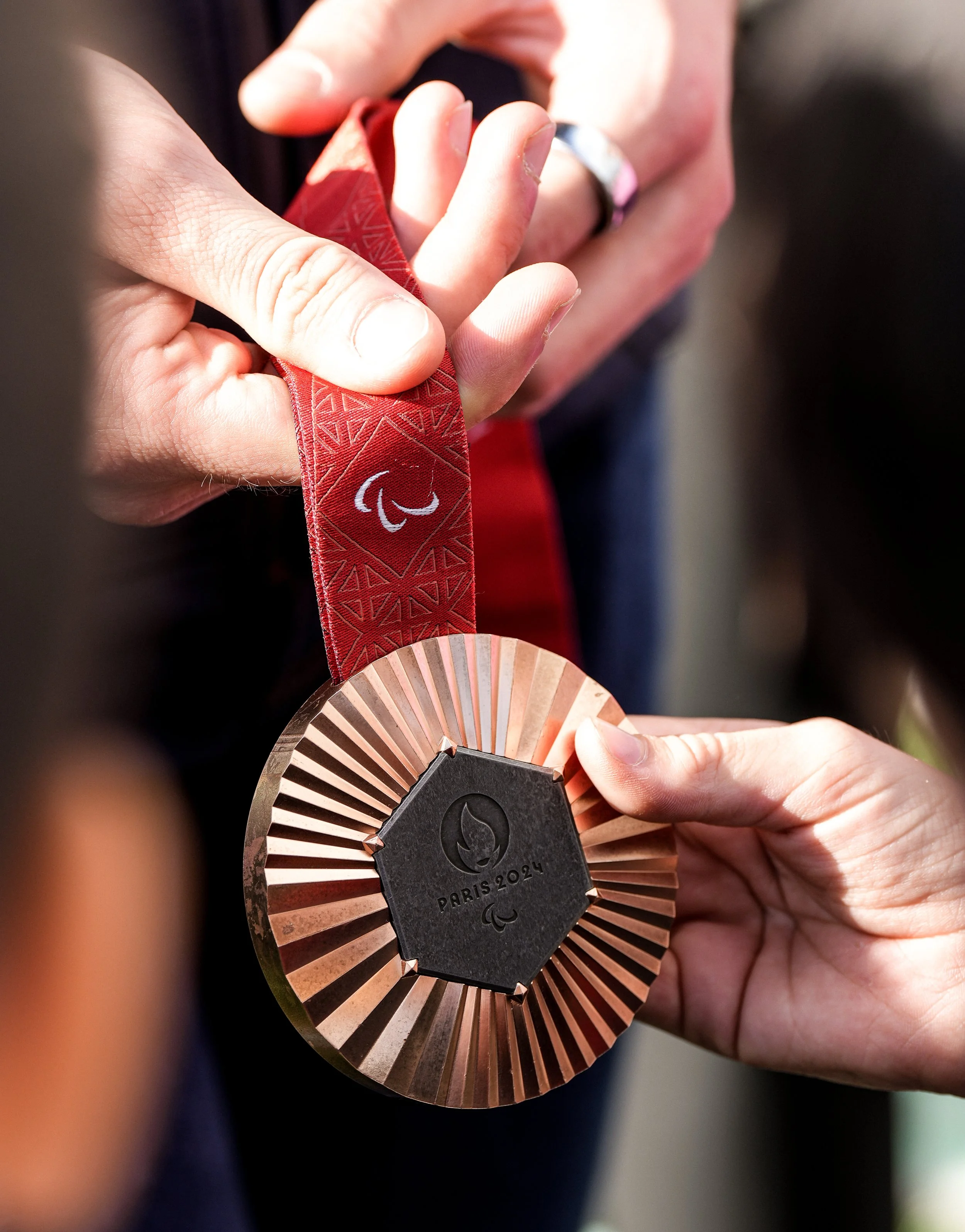 Alexandre lloveras tenant sa médaille de bronze, commémorant les Jeux Paralympiques de Paris 2024.