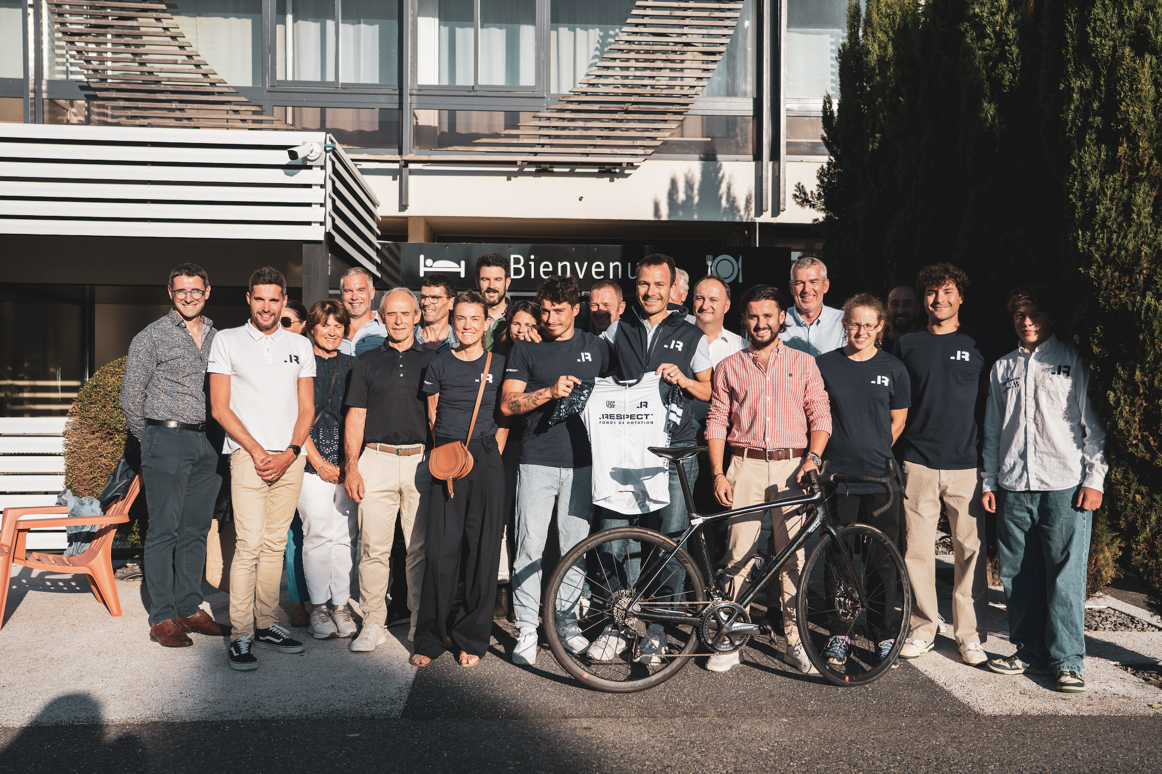 Regroupement d'athlètes et partenaires la veille de notre étape du tour solidiare