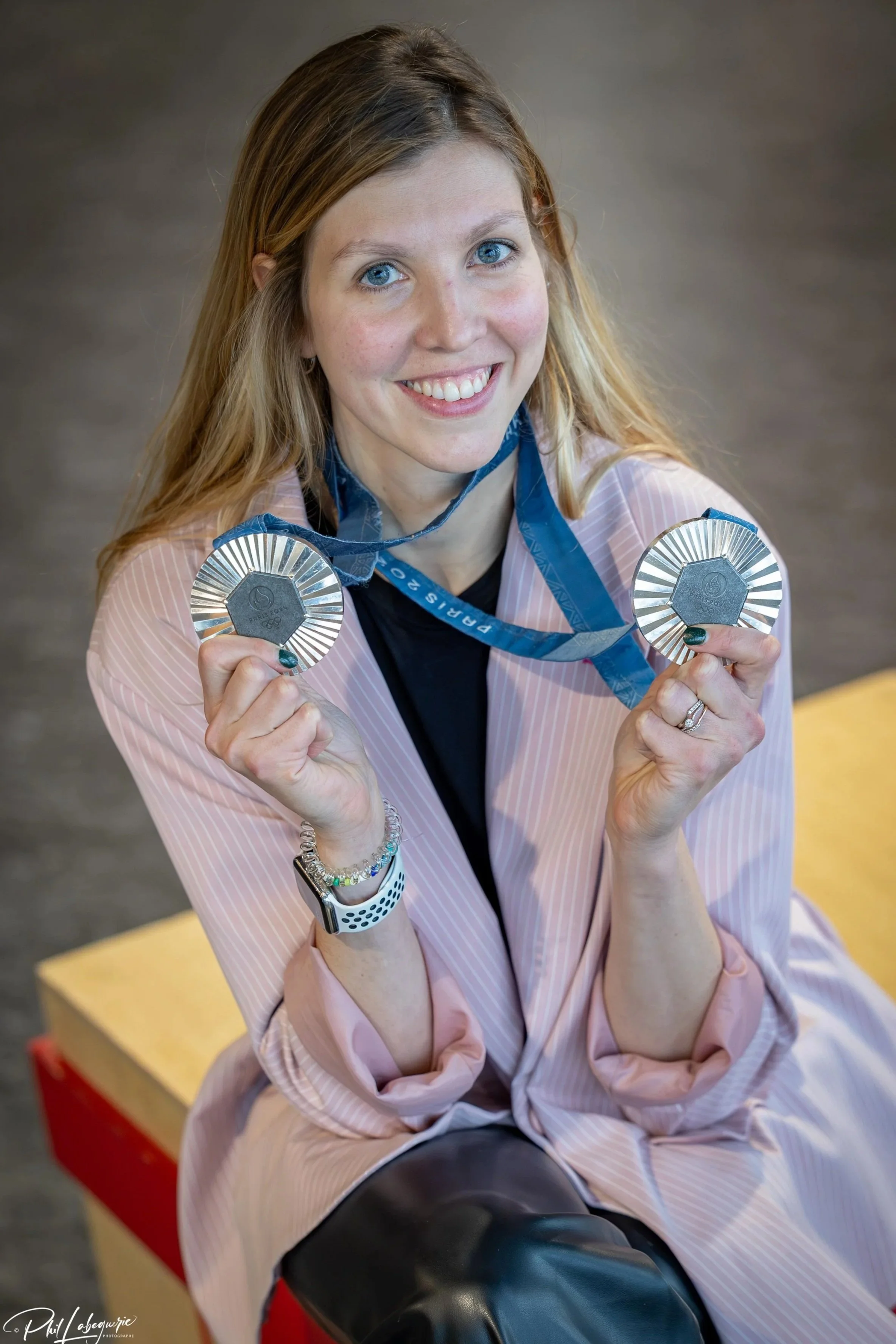 Auriane Mallo-Breton pose avec ses deux médailles olympiques des jeux olympiques de paris 2024