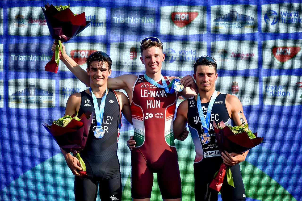 Valentin Morlec sur le poidum de la coupe du monde de triathlon de Tiszaujvaros.