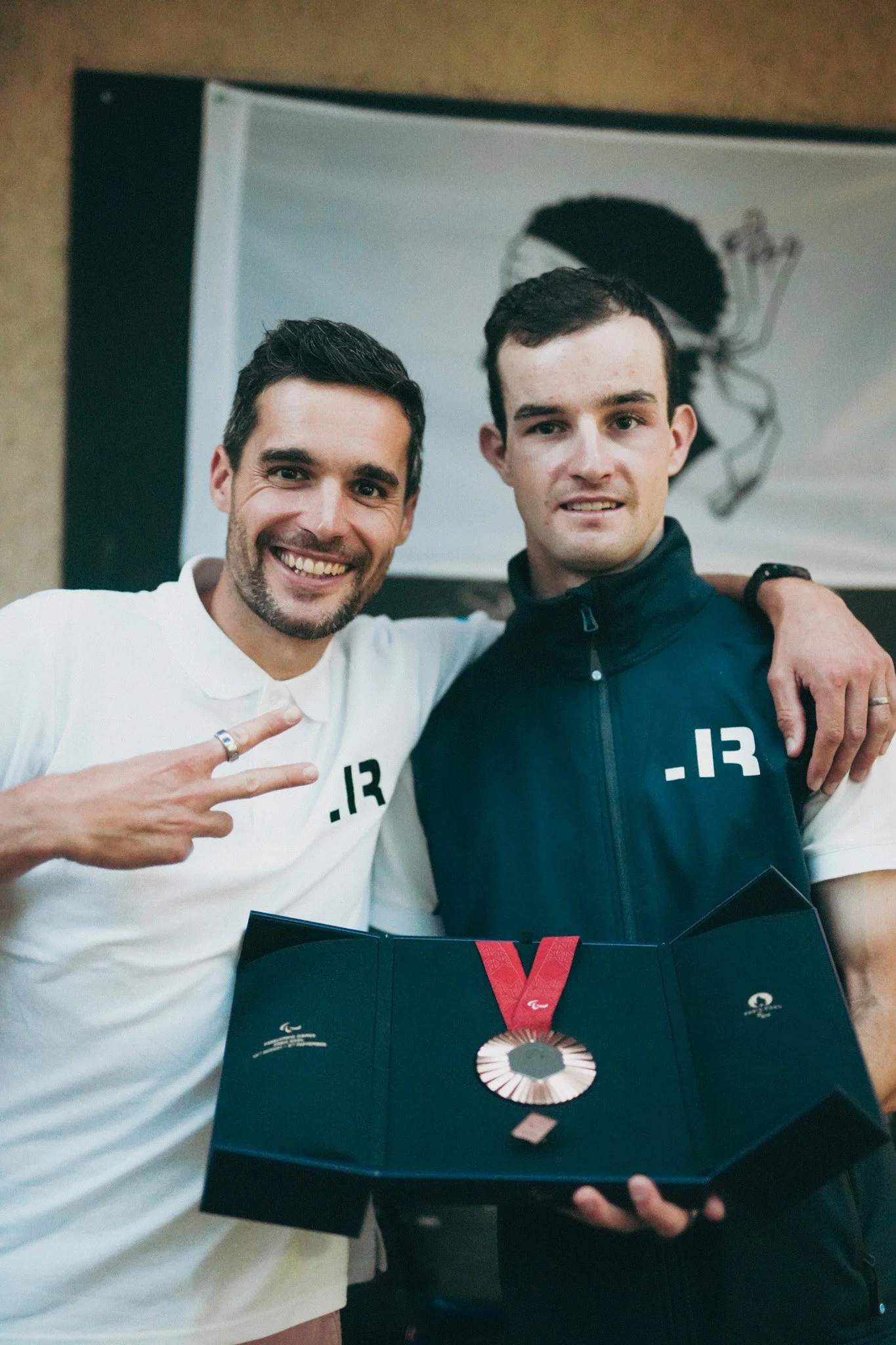 Allexandre lloveras et simon gouedard célébrant la medaille de bronze des jeux olympique de paris 2024