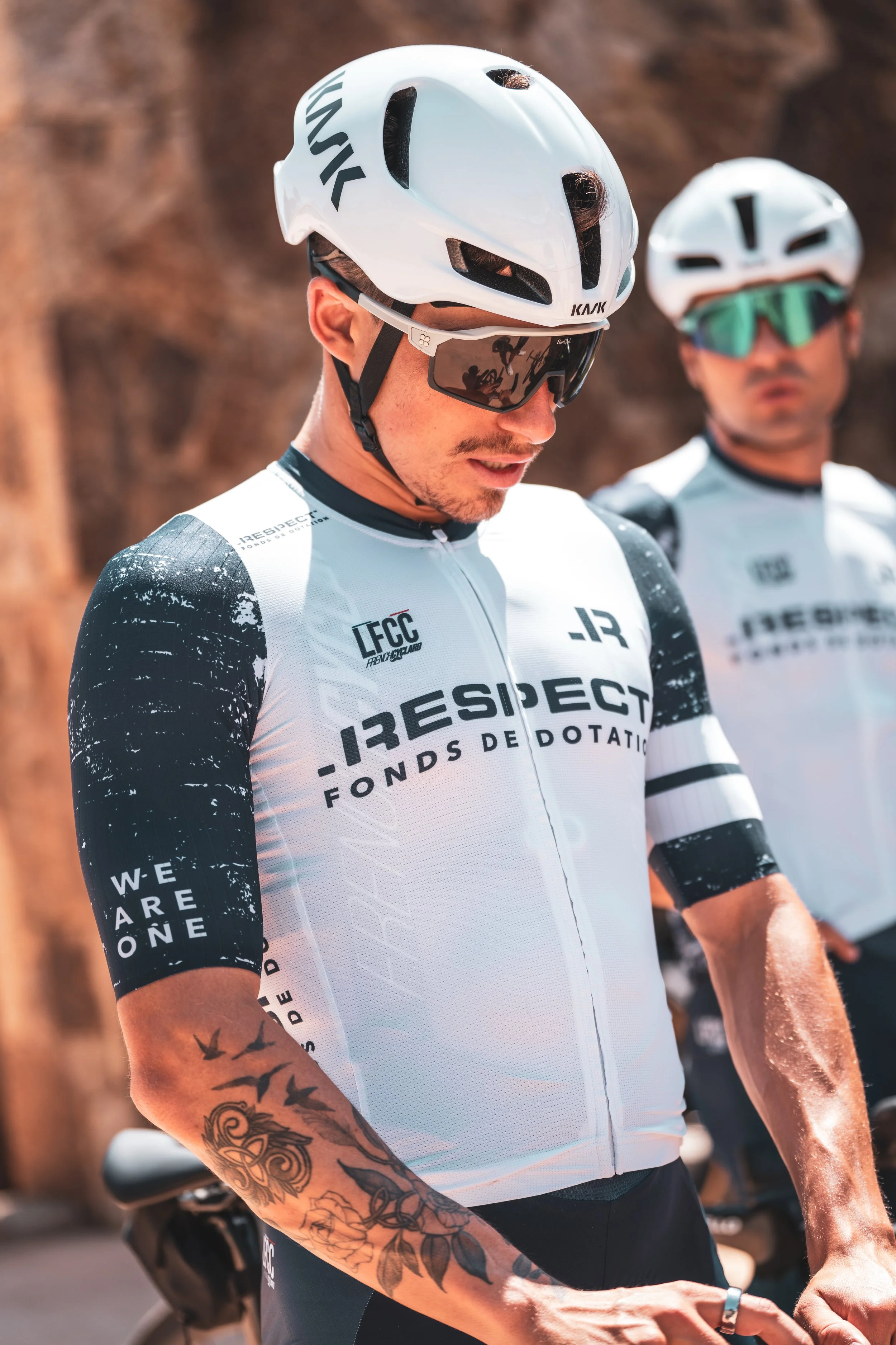Valentin morlec, équipé de notre maillot personnalisé French cyclard X fondation respect