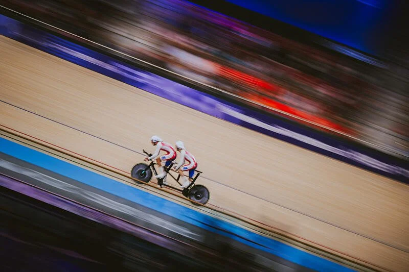 Alexandre lloveras et yohann paillot en tandem sur une piste de velodrome, lors des jeux olympiques de paris 2024