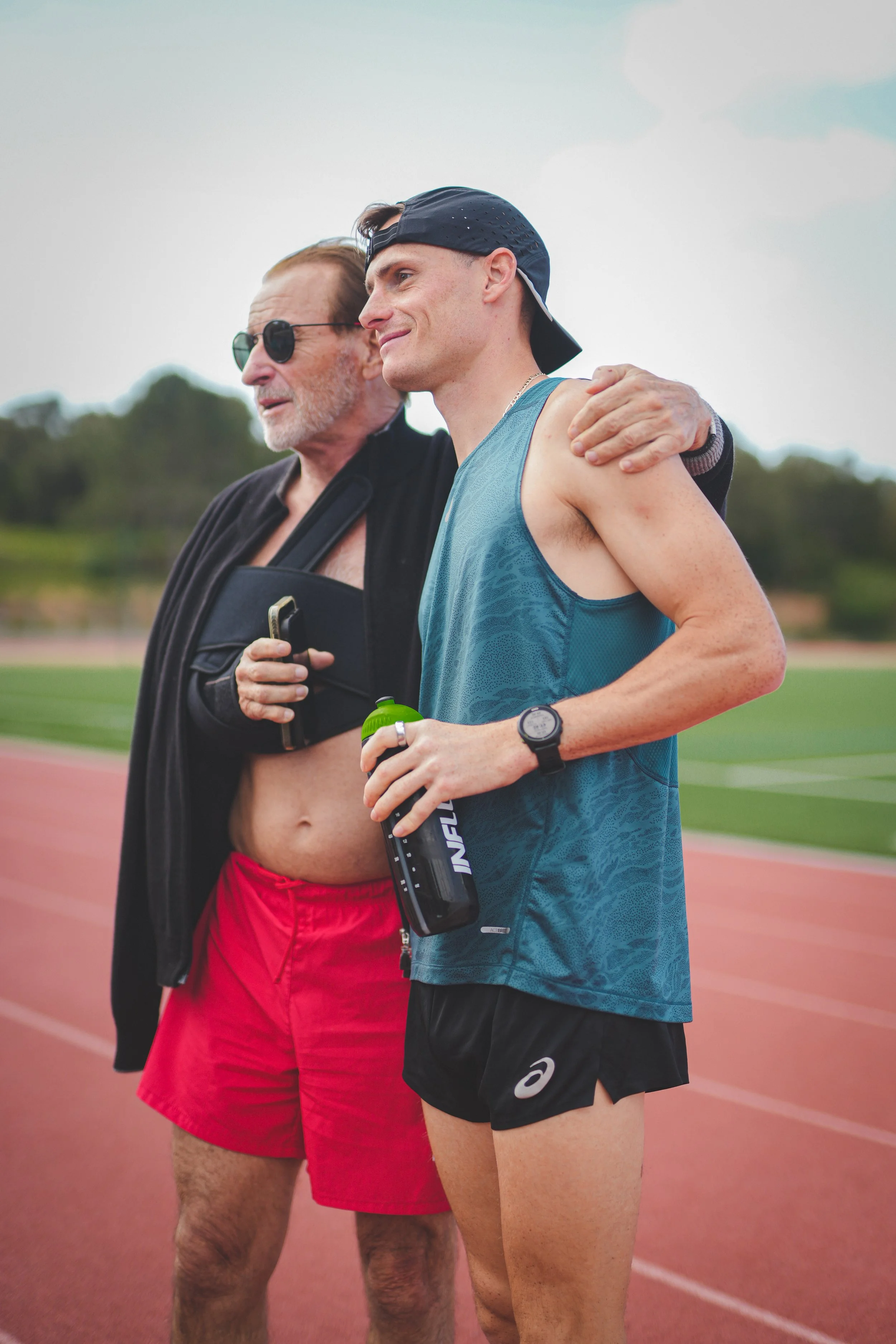 Aurélien Quinion et un partenaire de la fondation respect en tenue de sport, sourient et parlent après sur une piste d'athlétisme lors d'un stage de la fondation respect