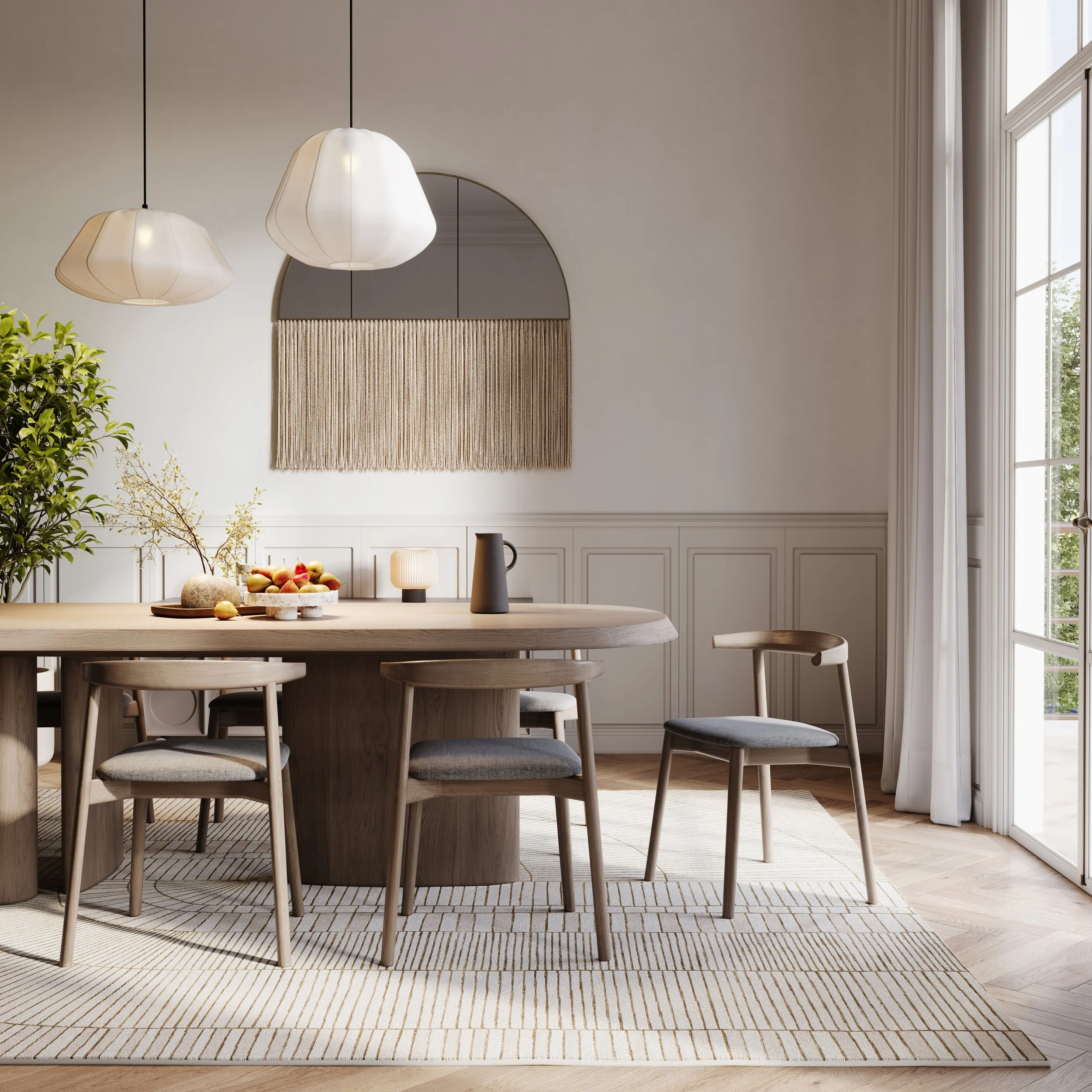 Moderner Esszimmer mit runder Holztisch, Stühlen, einer Wanddekoration aus Makramee, großen Fenstern und Pflanzen.