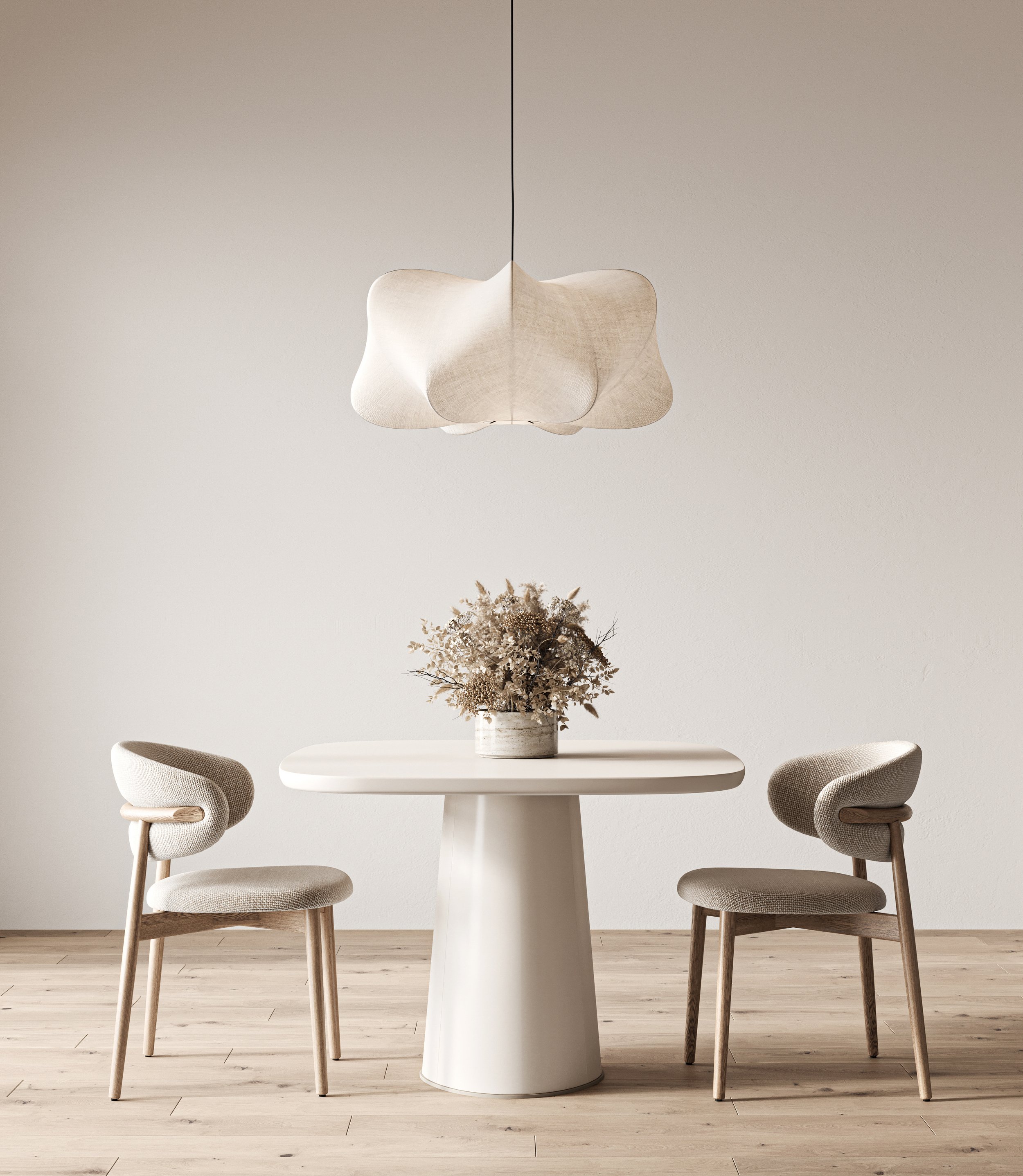 Ein minimalistischer Esstisch mit einem weißen, runden Tisch und zwei modernen Stühlen aus Holz und Stoff. Auf dem Tisch steht eine Vase mit getrockneten Blumen, darüber hängt eine weiße, skulpturale Pendelleuchte. Der Raum ist hell und neutral gestaltet.