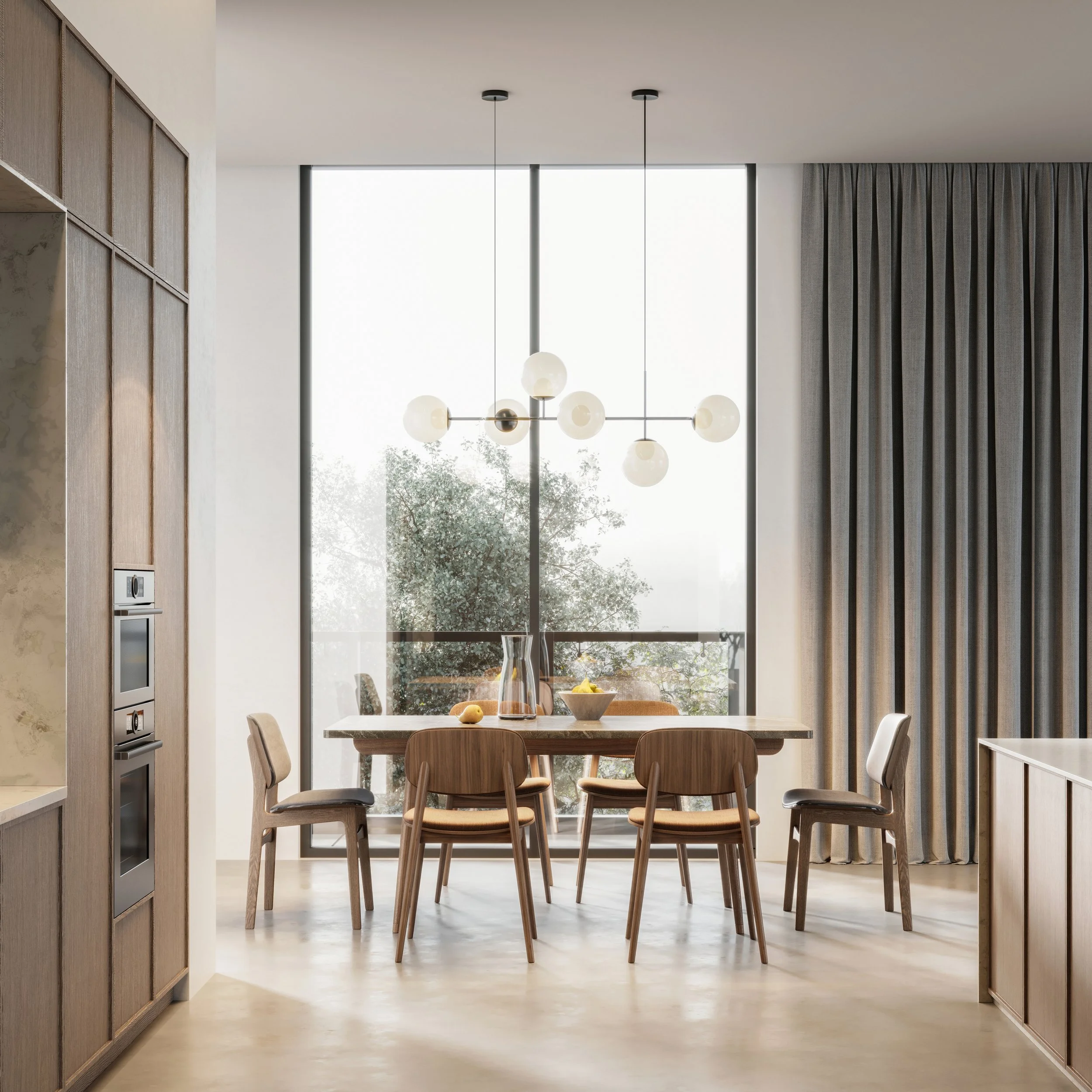 Moderner Essbereich mit Holztisch und Stühlen vor großem Fenster, dekoriert mit Vasen und Früchten, im Hintergrund Vorhänge und Baum sichtbar.