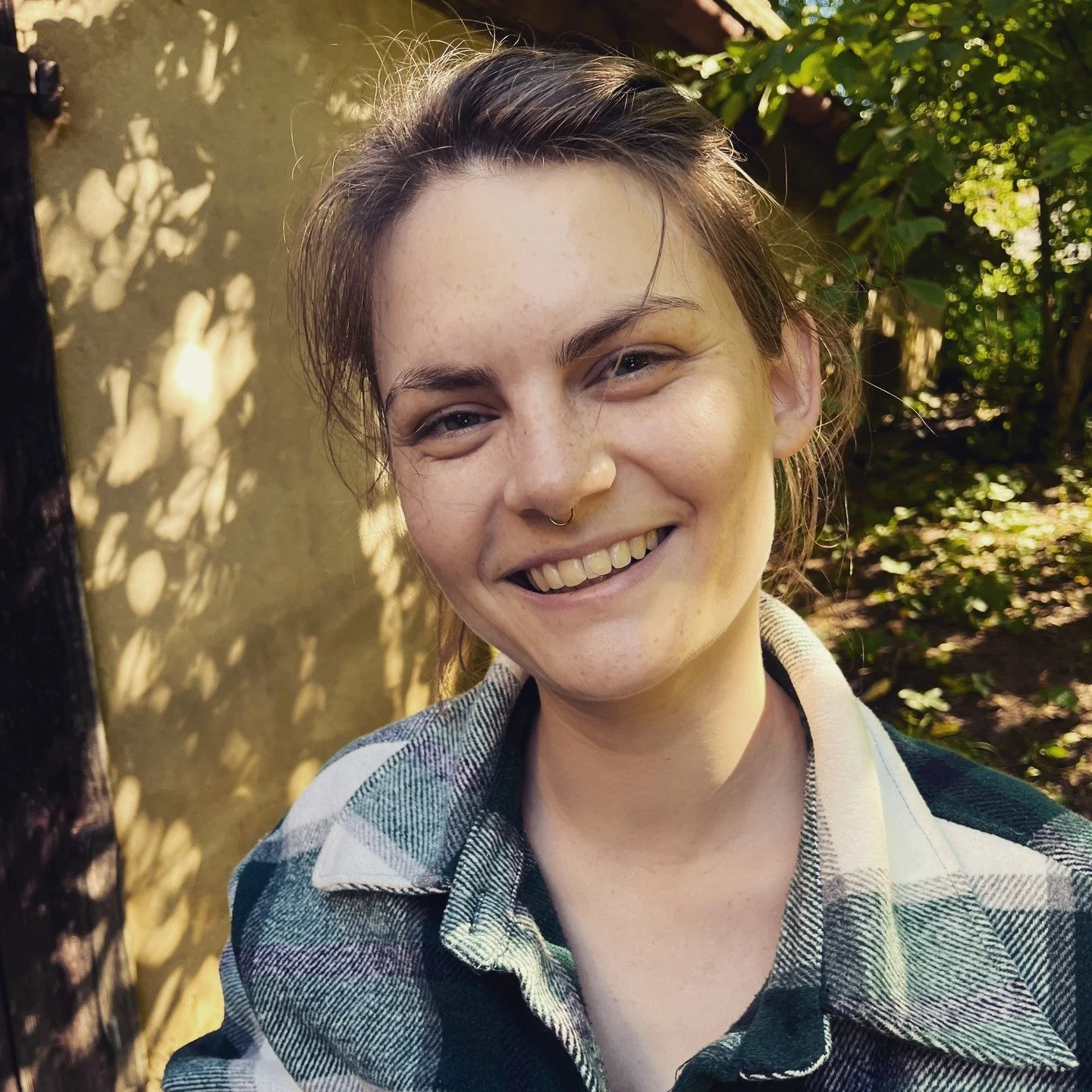 Hallo, ich bin Amelie.

Vor f&uuml;nf Jahren habe ich gemeinsam mit meinen Schwestern einen T&ouml;pferkurs besucht und war sofort fasziniert. Aus einem einfachen Klumpen Ton mit den eigenen H&auml;nden ein Gef&auml;&szlig; zu formen, das nicht nur f