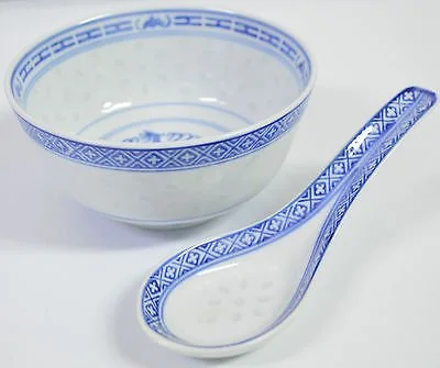asian-chinese-porcelain-soup-rice-bowl-with-spoon-blue-and-white-5de5c8e040abf639deb4776c33fb181b.jpg
