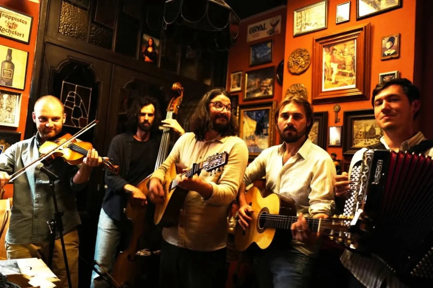 🌬️Wist je dat de releasedatum van ons tweede album  in 2026 vaststaat? Alsook de locatie? En dat we dit binnenkort zullen aankondigen? 🌀
#tb naar afgelopen donderdag, toen we voor een vlot volzette @kunstkroeg.de.doedelzak speelden. Wat een machtig