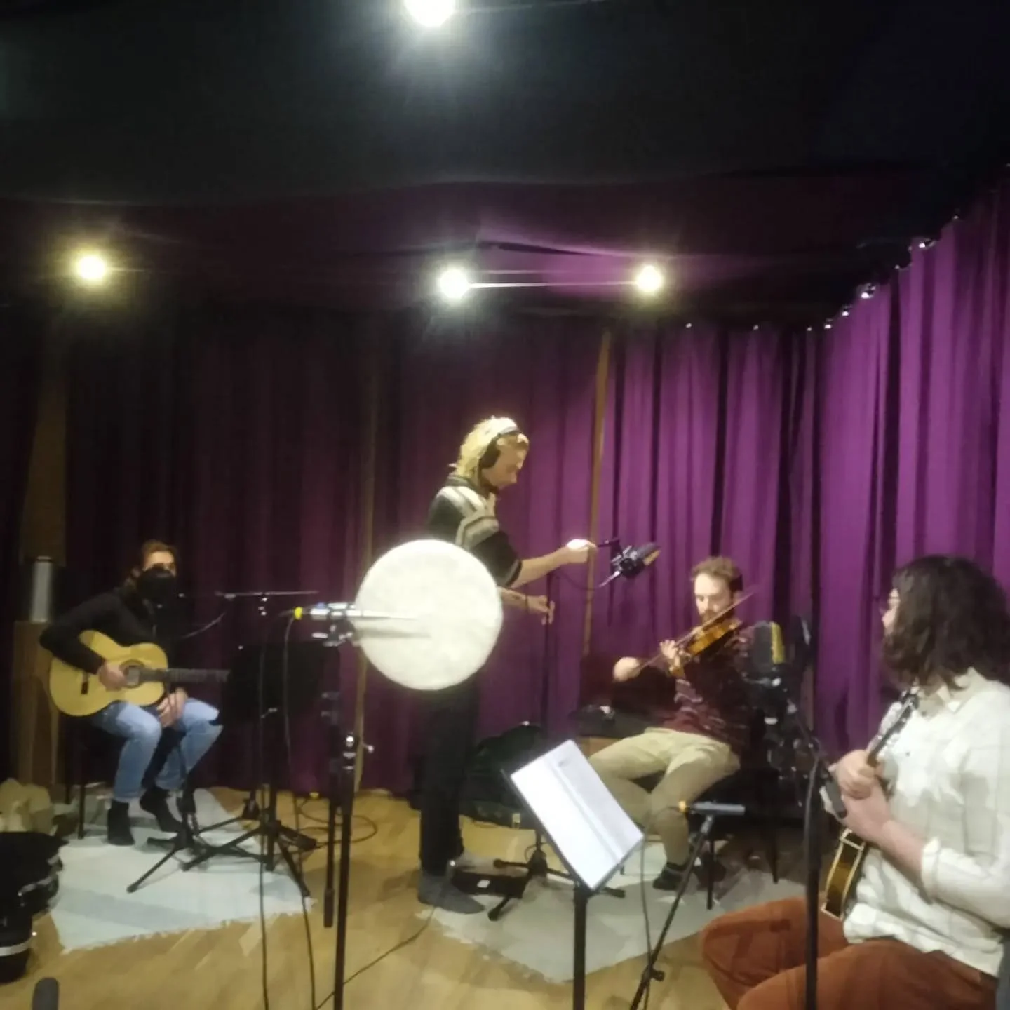 De 11 staan erop! We kijken uit naar het resultaat! #bvbavandamme #alabadine #album #studio #kleinkunst  #vlaamsefolk #westvlaams #moemaarvoldaan #fotodump