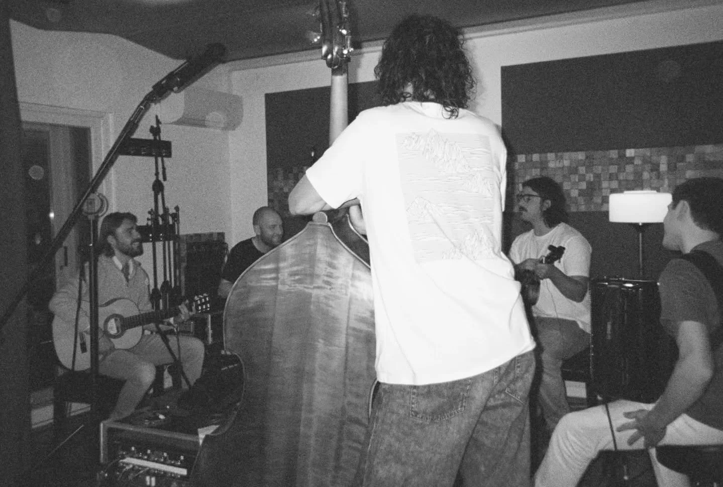 𝑊𝑎𝑡𝑒𝑟𝑙𝑎𝑛𝑑𝑒𝑟𝑠 - opnames. Albumrelease: 18.06.26 in @despil_cultuurcentrum - tickets verkrijgbaar. Link in bio. 📷@camille.mortier 

#bvbavandamme #waterlanders #nieuwalbum #opnames #albumrelease #despil