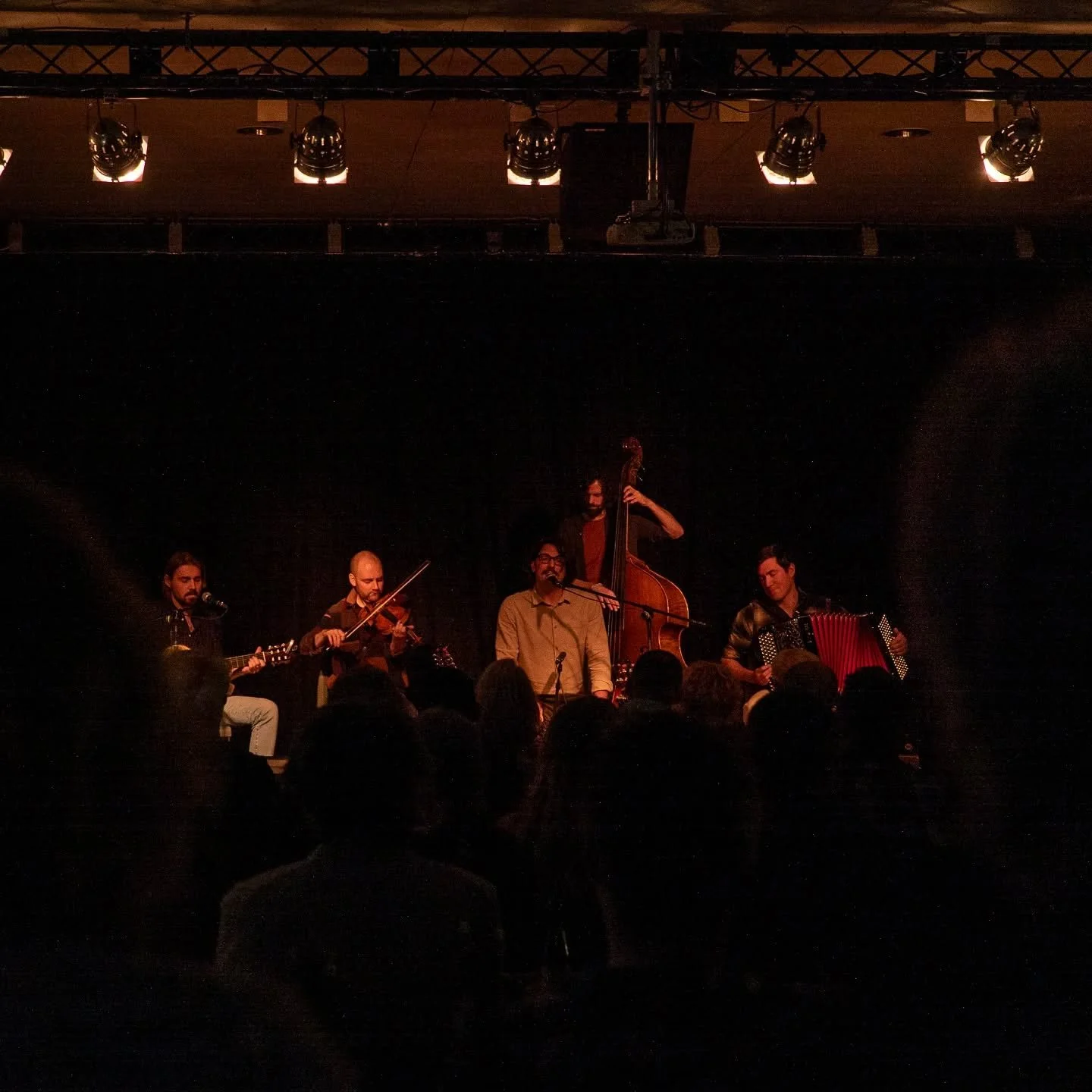 #tb naar onze tweede try-out in Hooglede. Zaal vol - hart vol. We zijn helemaal klaar voor 2026. De tickets voor de release op 18/06 vliegen al uit de deur. Link in bio. #waterlanders #nieuwalbum