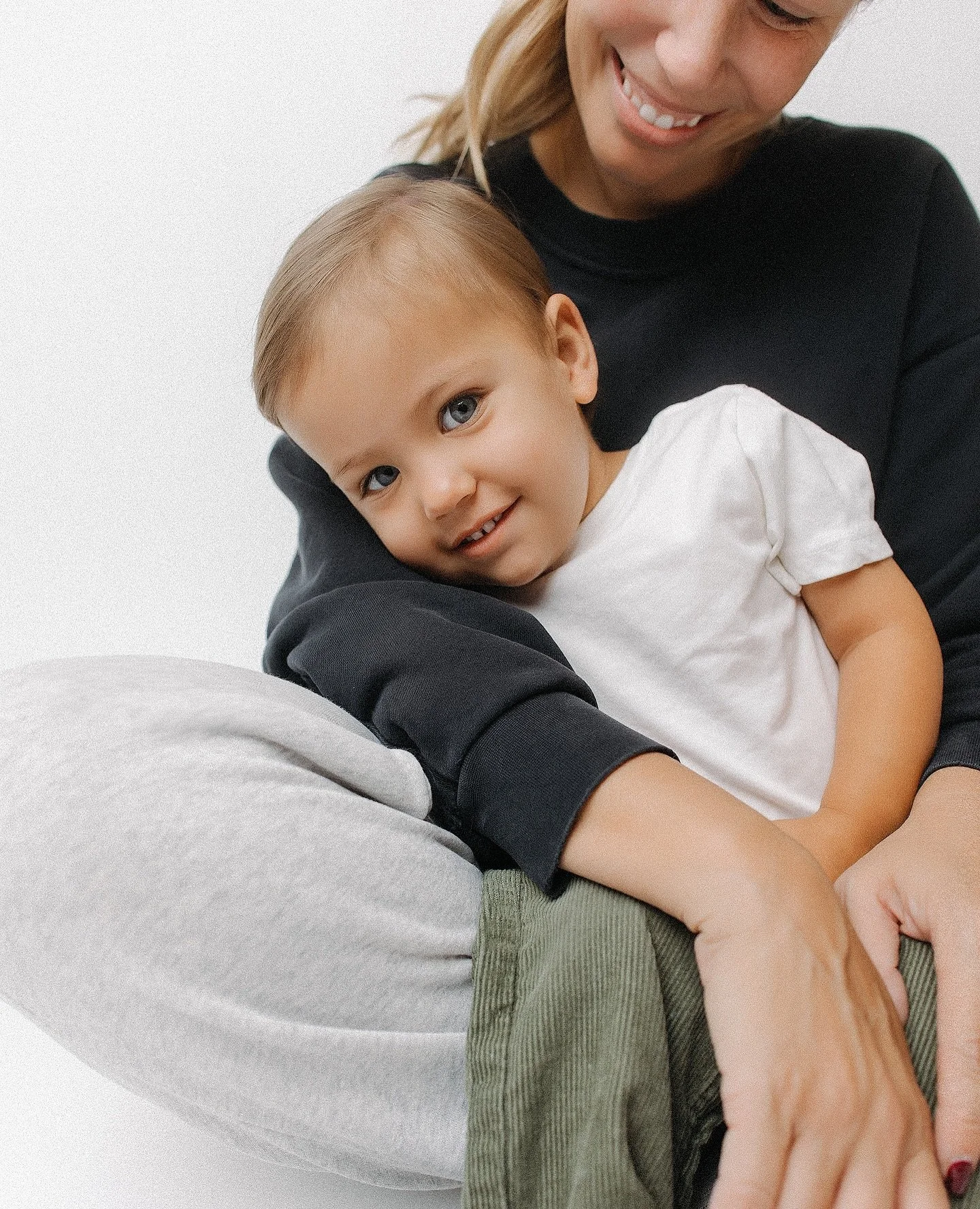 Sometimes during milestone sessions, kiddos need mama snuggs to warm up to the camera and the big flash. I&rsquo;m not gonna lie&hellip; I&rsquo;m not bad about it 🥰.