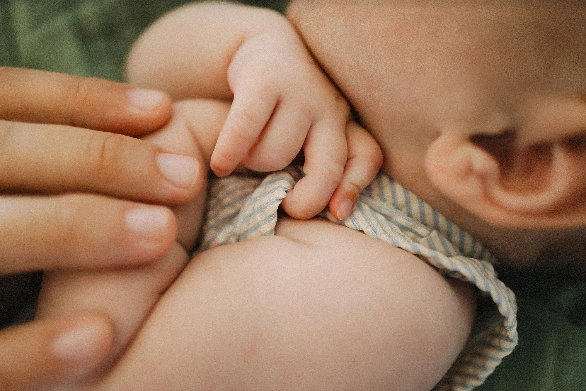 close-up detail of newborn baby hands during lifestyle photography session 