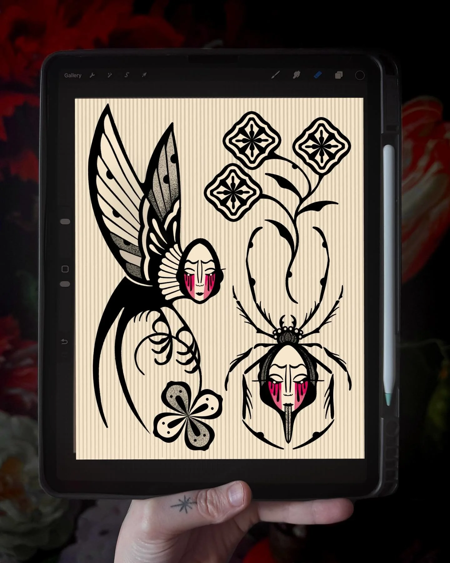 Putting a little pink in my flashes. Maybe it is a phase, maybe it is not. Always welcome to get it without colour🥰

With love,
Lau🌸