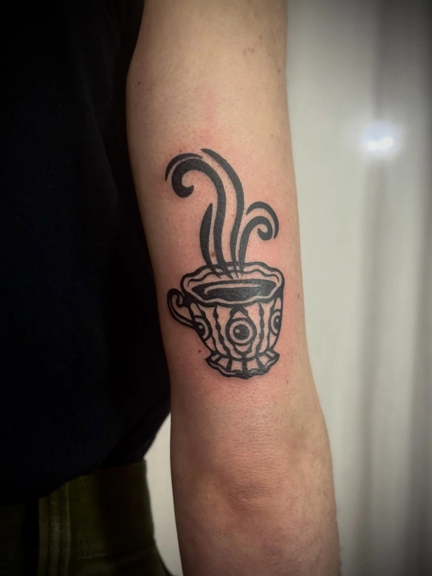 A little teacup for Daniel💕 thanks for coming over! Was good talking to you, forever jealous of your nose piercing! 

With love,
Lau

@naald.en.inkt 
@salonserpent.ttt