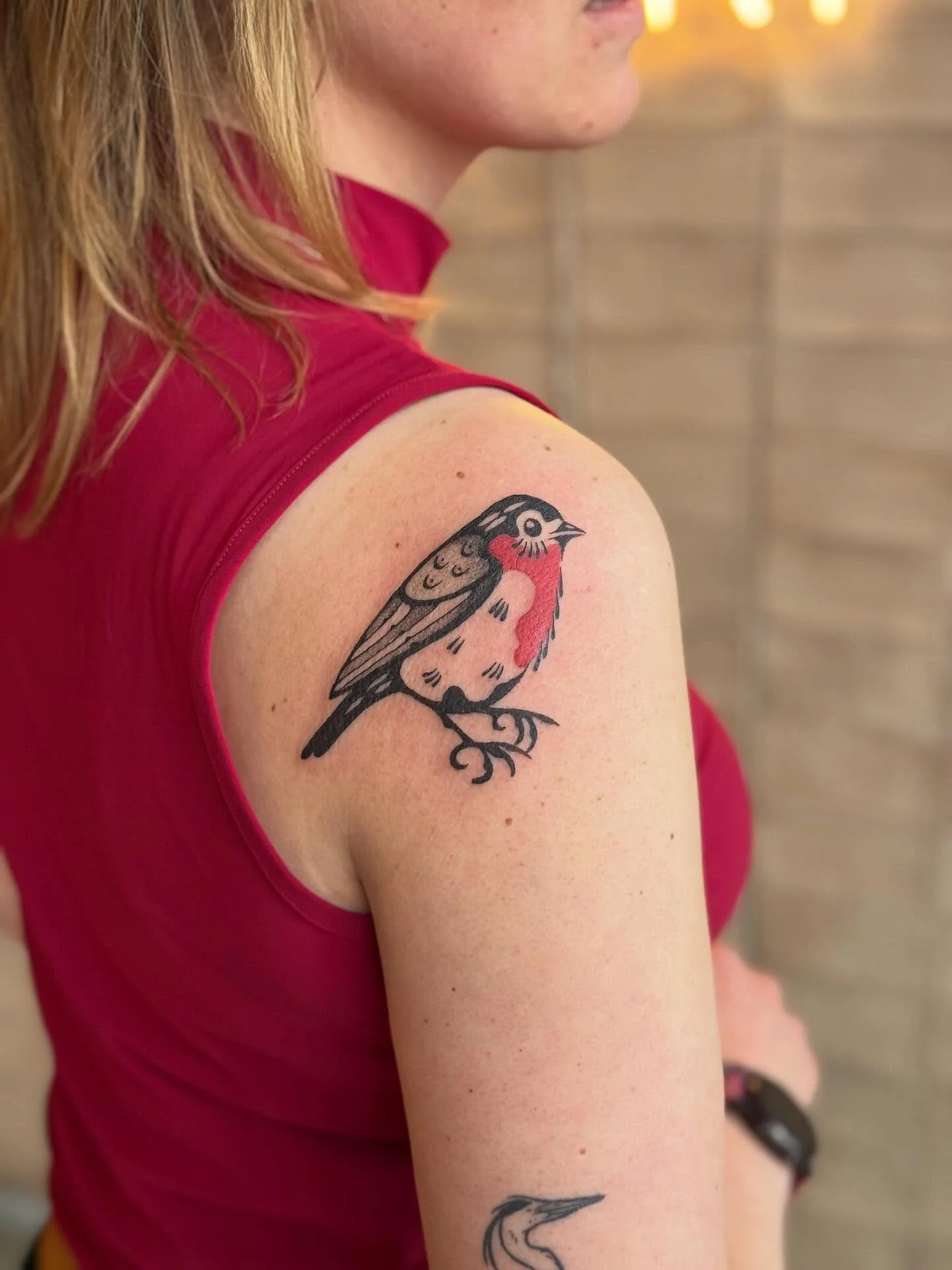 Thanks a million for this one❤️ een roodborstje always looking over your shoulder🌷 I love doing birds 🪶

With love,
Lau
@salonserpent.ttt 
@naald.en.inkt