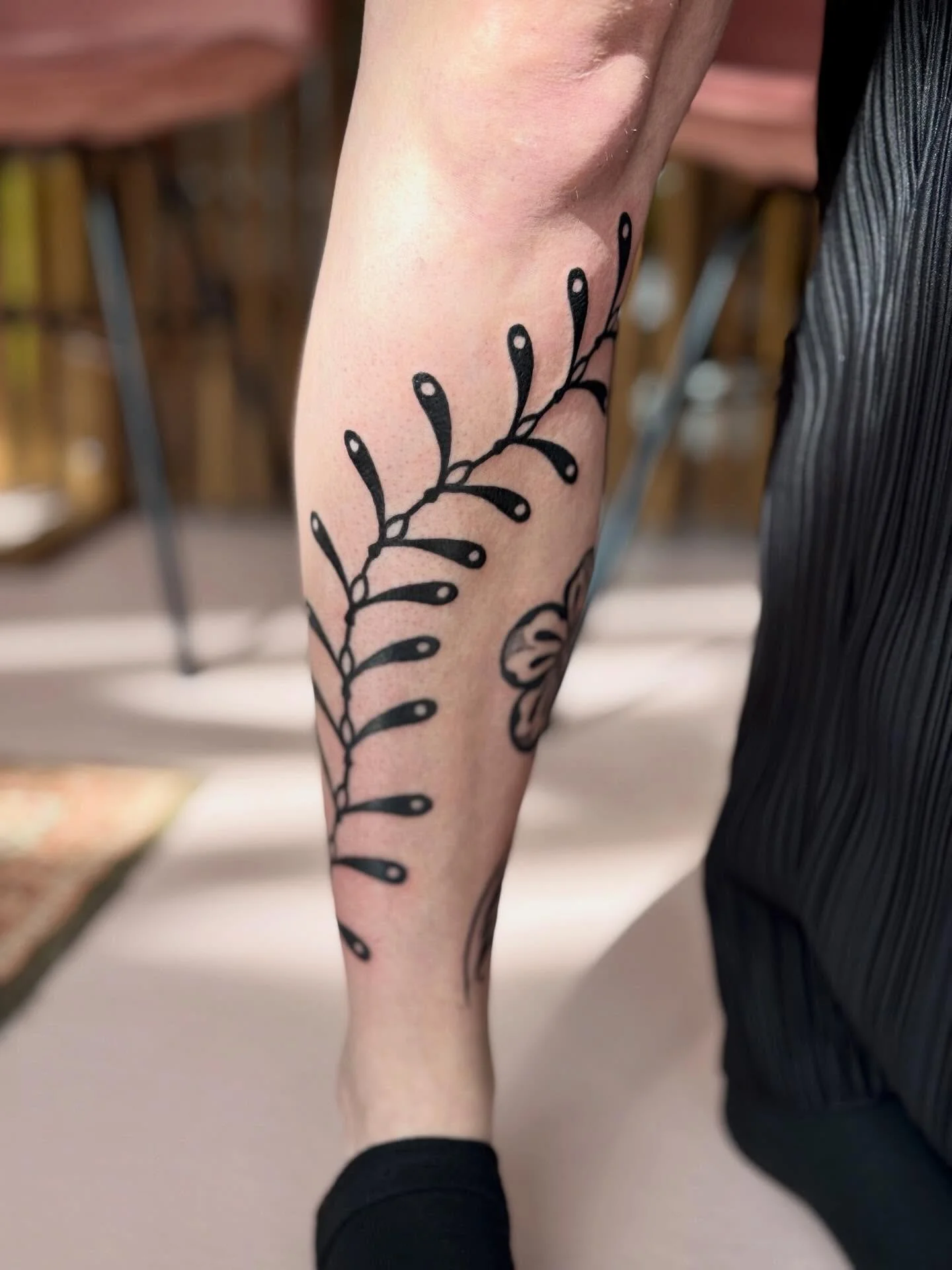 Glad we got to finish this lower leg piece🌸🪶 Such a lovely bold project, thanks Merel🌷

With love,
Lau☘️