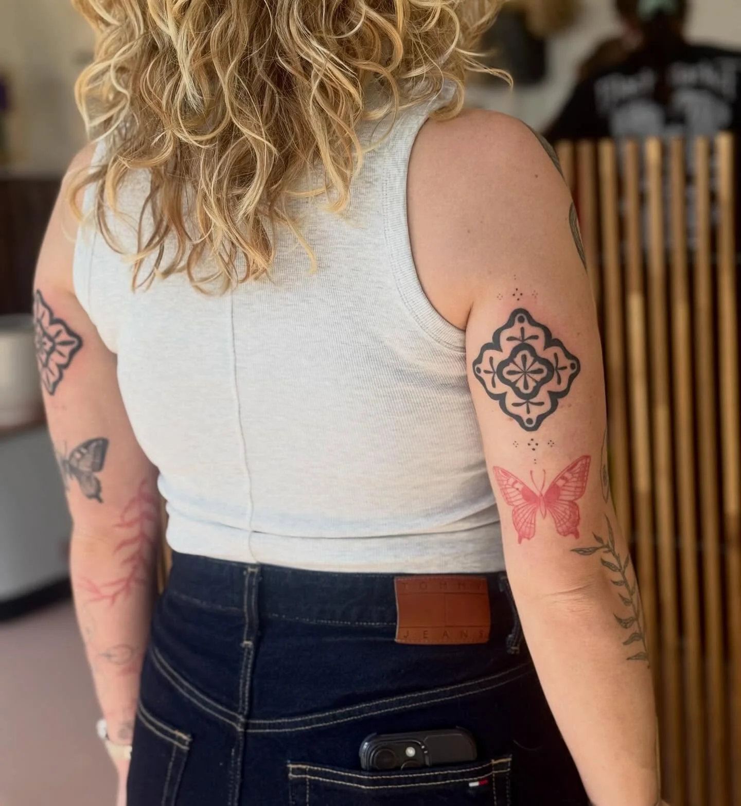 Some cool ornaments on my favourite colleague @aphra_ink , she is great check out her work💕 love working beside you! thanks babes and sorry for hurting you🪶

With love,
Lau🌷