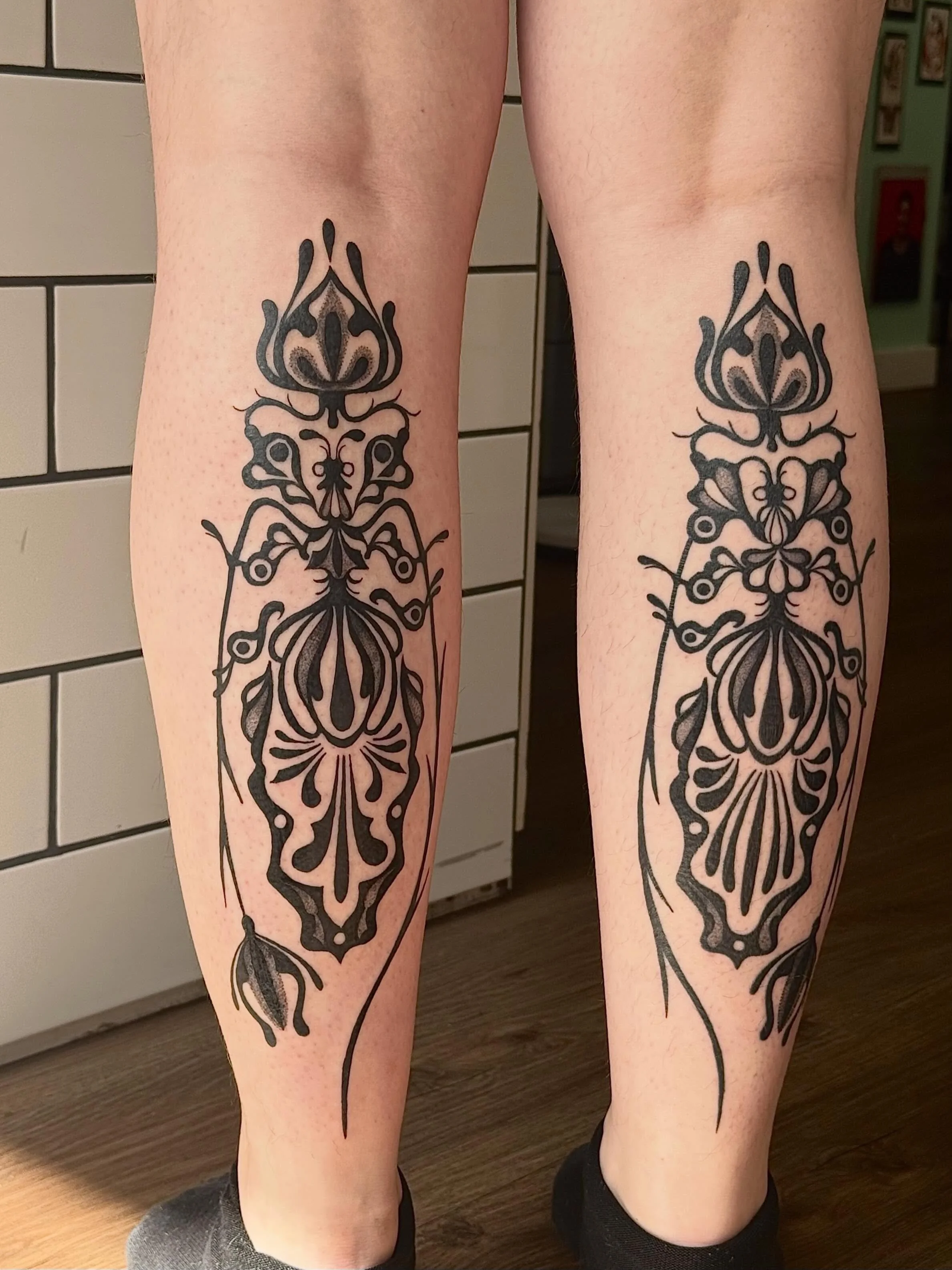 Thanks for this project Julia💕 good luck with all your other tattoo ideas, I am sure they will be great🌞

Right side 3 weeks into healing, left side fresh✨

With love,
Lau🌸