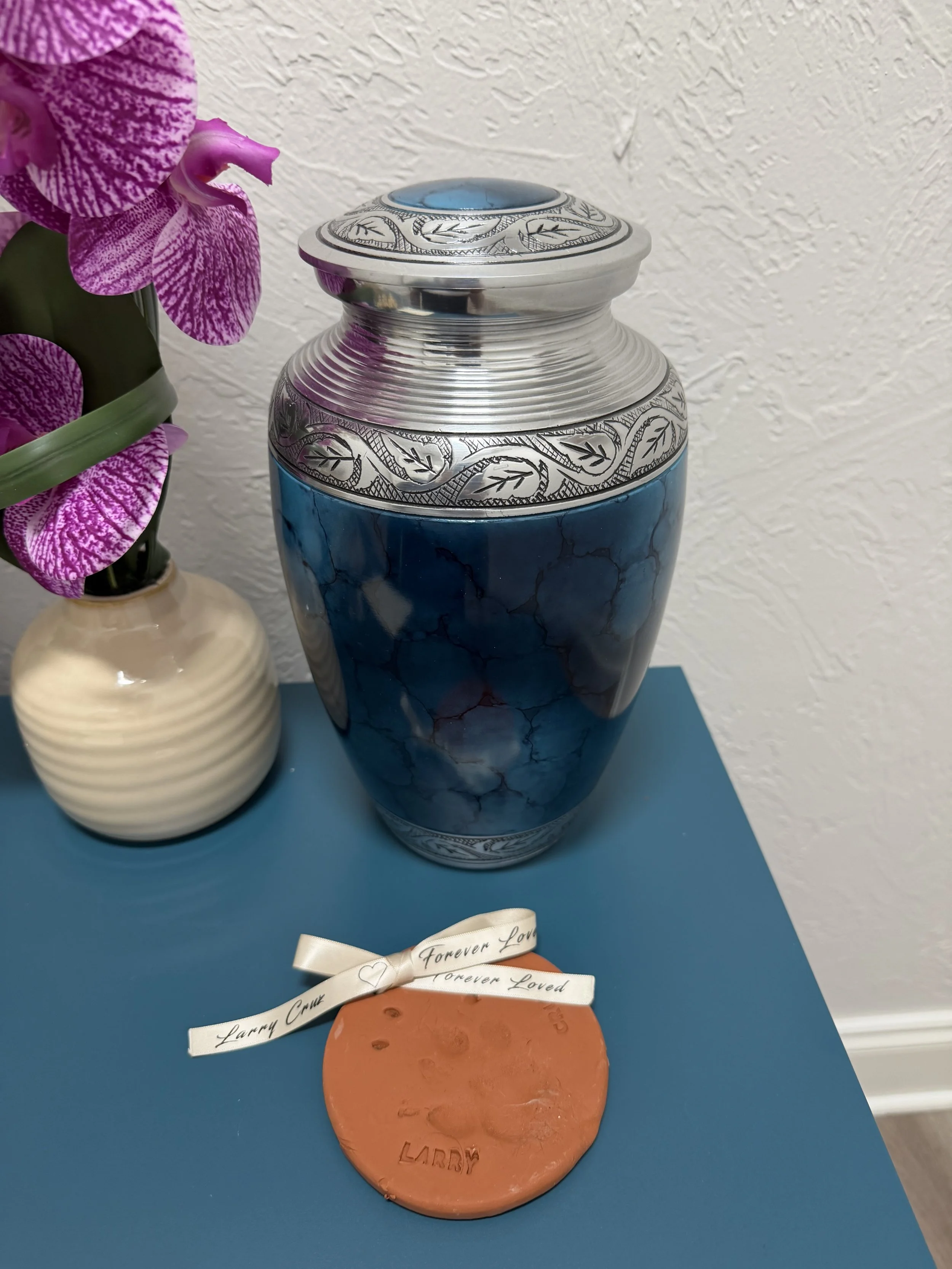 Attractive silver and deep blue urn with a terracotta clay pawprint