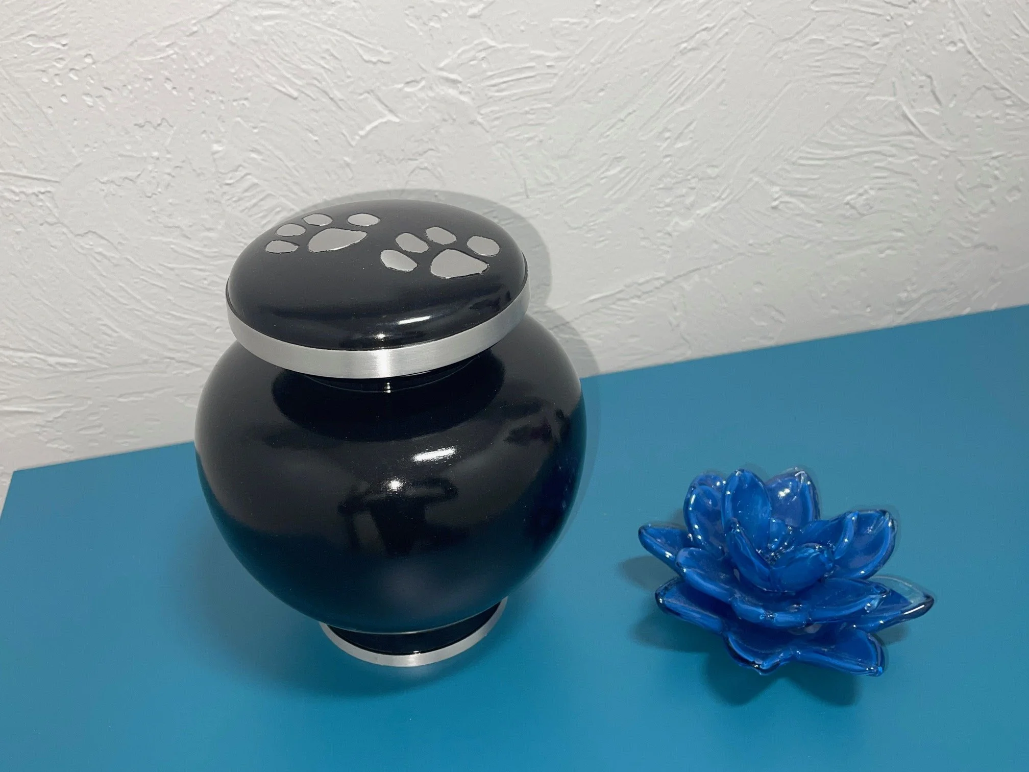 Large Near & Dear Large Cremation Urn - 8 inch