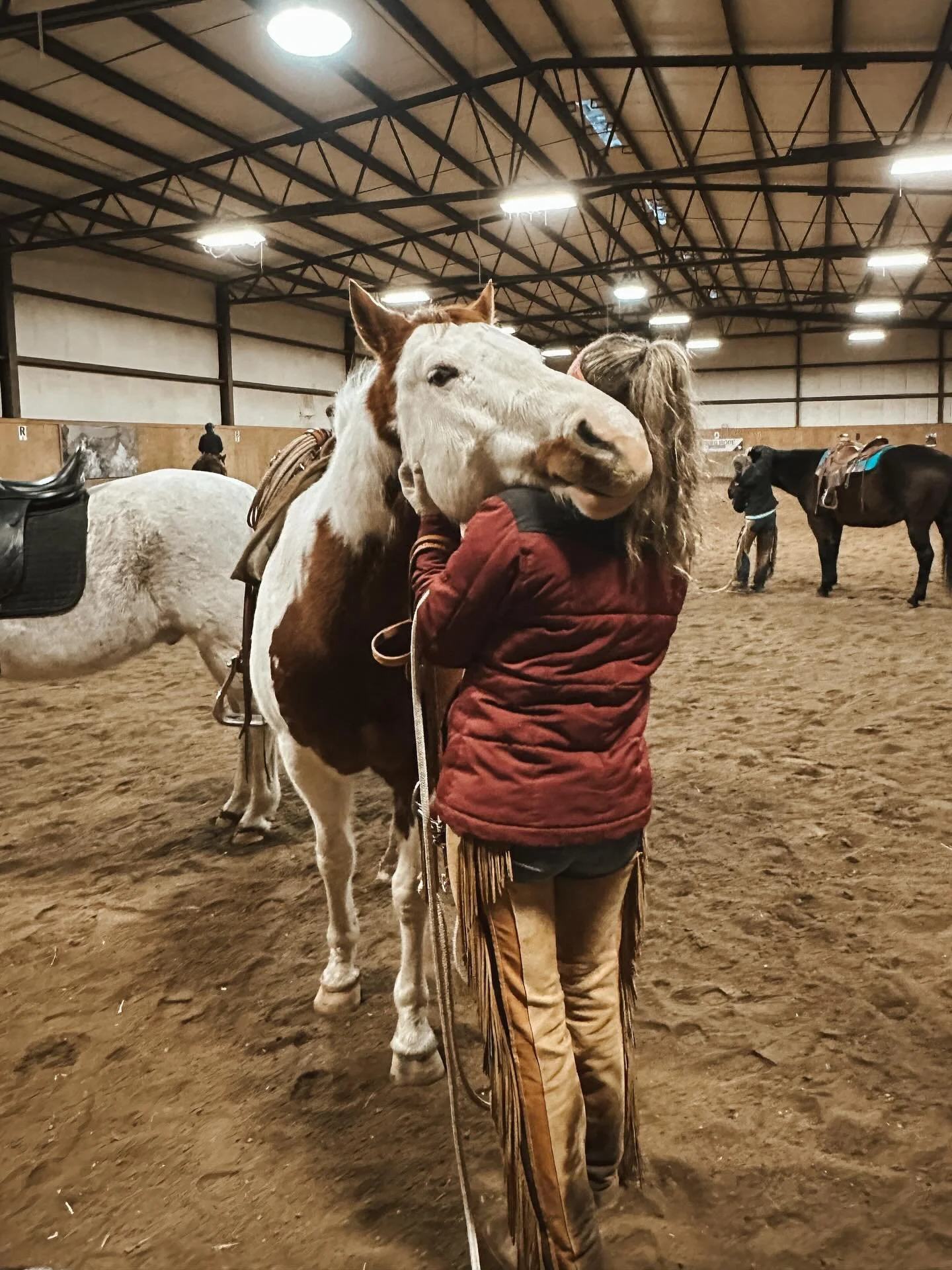 Sometimes the horses need a snuggle as much as we do. 🤍
📸: @lkhorsesense