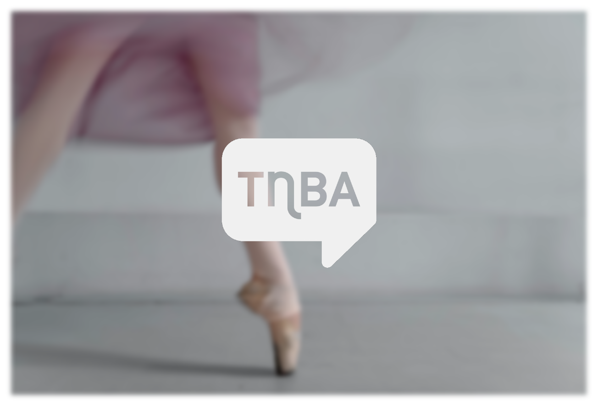 Danseuse  dansant sur la pointe des pieds dans un studio de danse