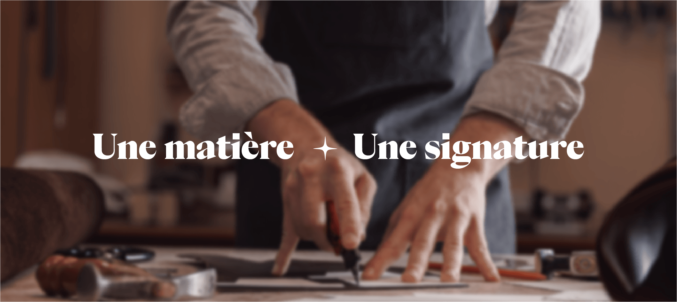 Une personne en train de travailler avec ses mains sur un plan ou un dessin, avec des outils à proximité, le texte 'Une matière ✦ Une signature' superposé