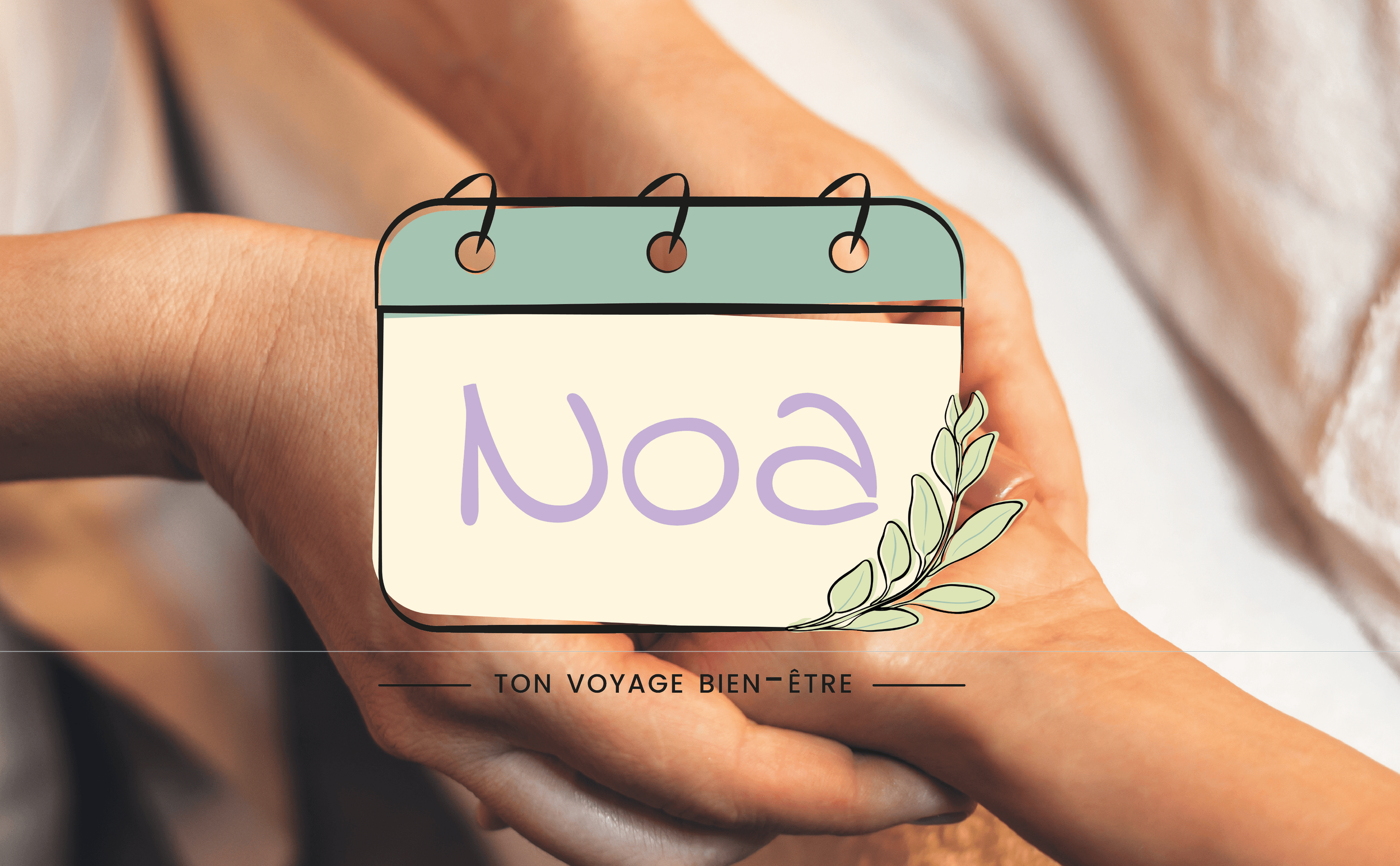 Une main tient un calendrier avec le mot "Noa" écrit en violet, décoré d'une branche de feuilles vertes, avec le texte "Ton voyage bien-être" en dessous.