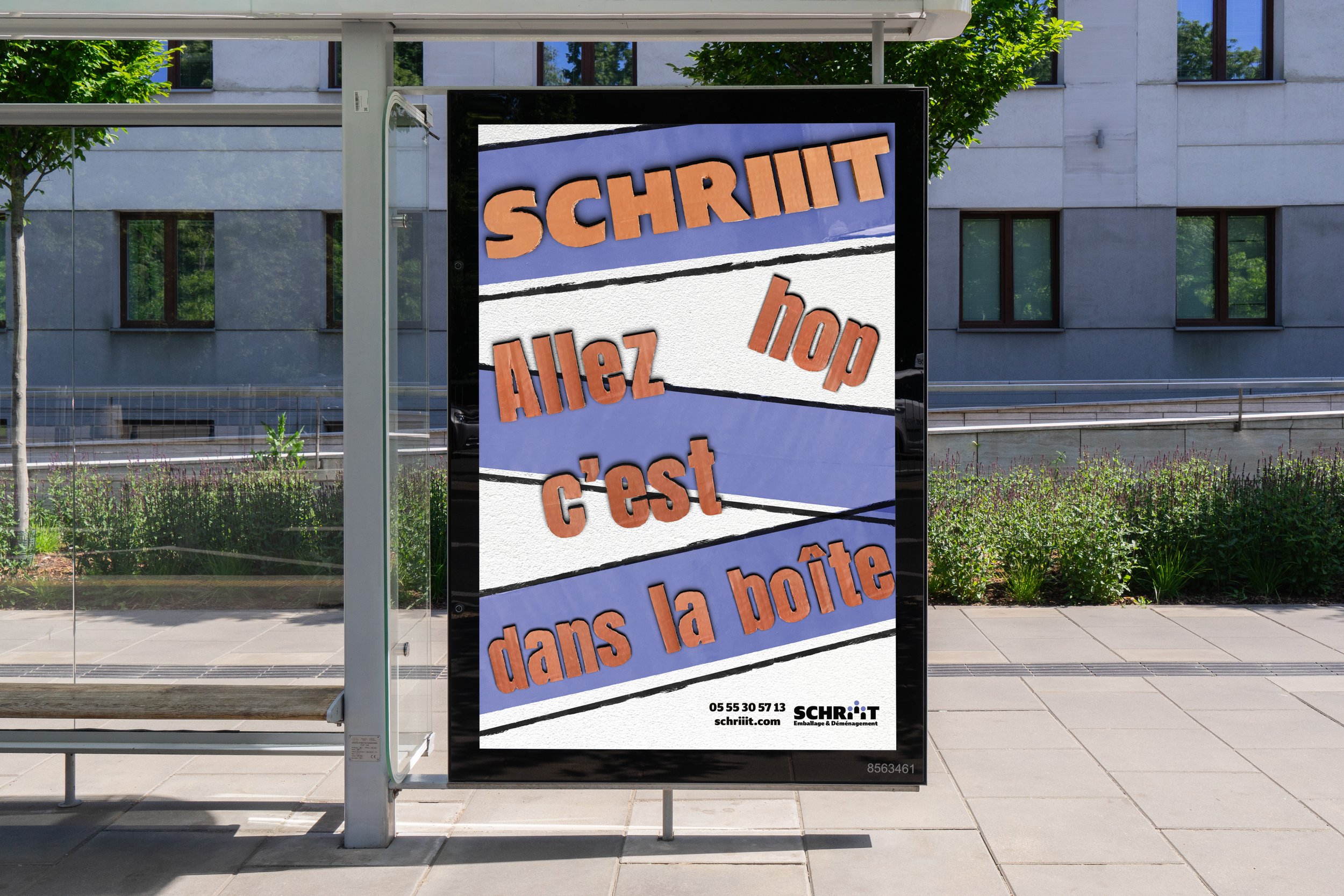 Une affiche publicitaire avec un fond coloré à rayures bleues, blanches et noires, écrivant 'SCHRIIT', 'Allez hop', 'c'est', 'dans la boîte'.