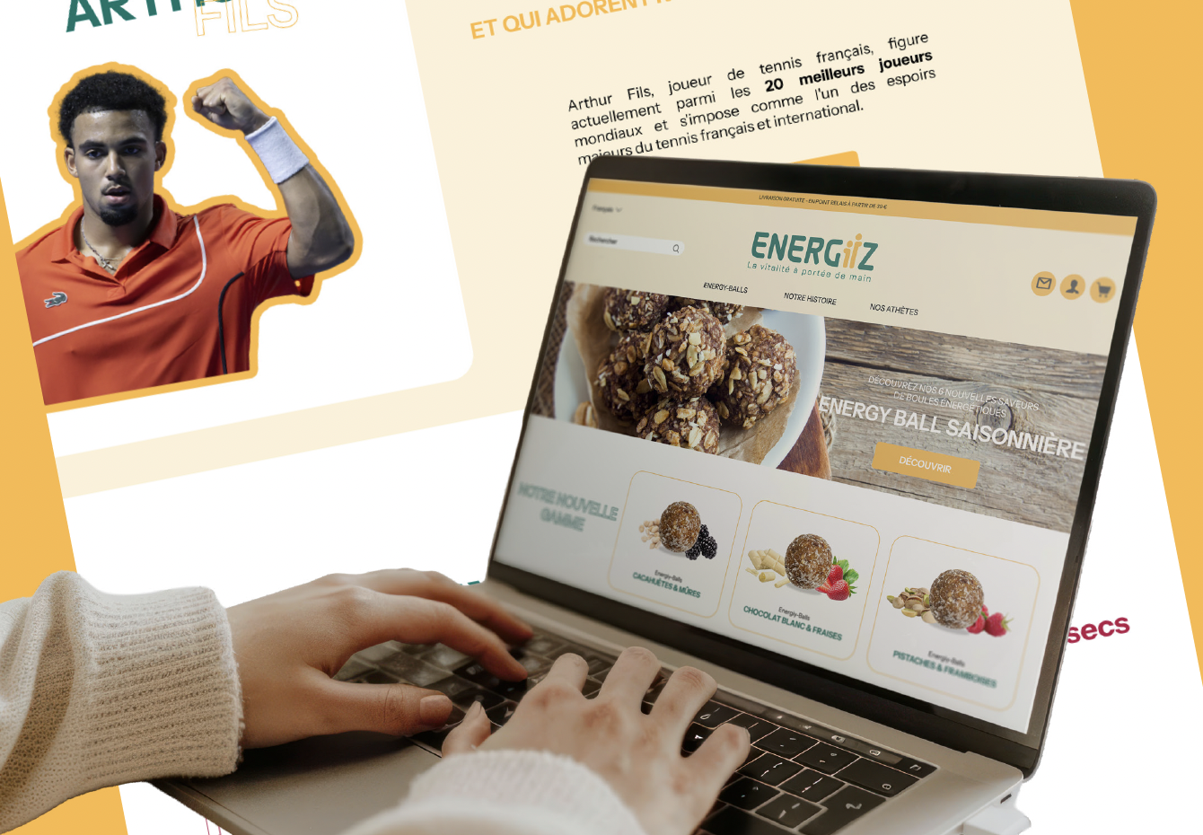 Mains d'une personne tapant sur un ordinateur portable affichant un site web de ventes de boules d'énergie. À l'arrière-plan, une affiche avec une photo d'un joueur de tennis en tenue orange faisant un geste de force, et du texte en français.