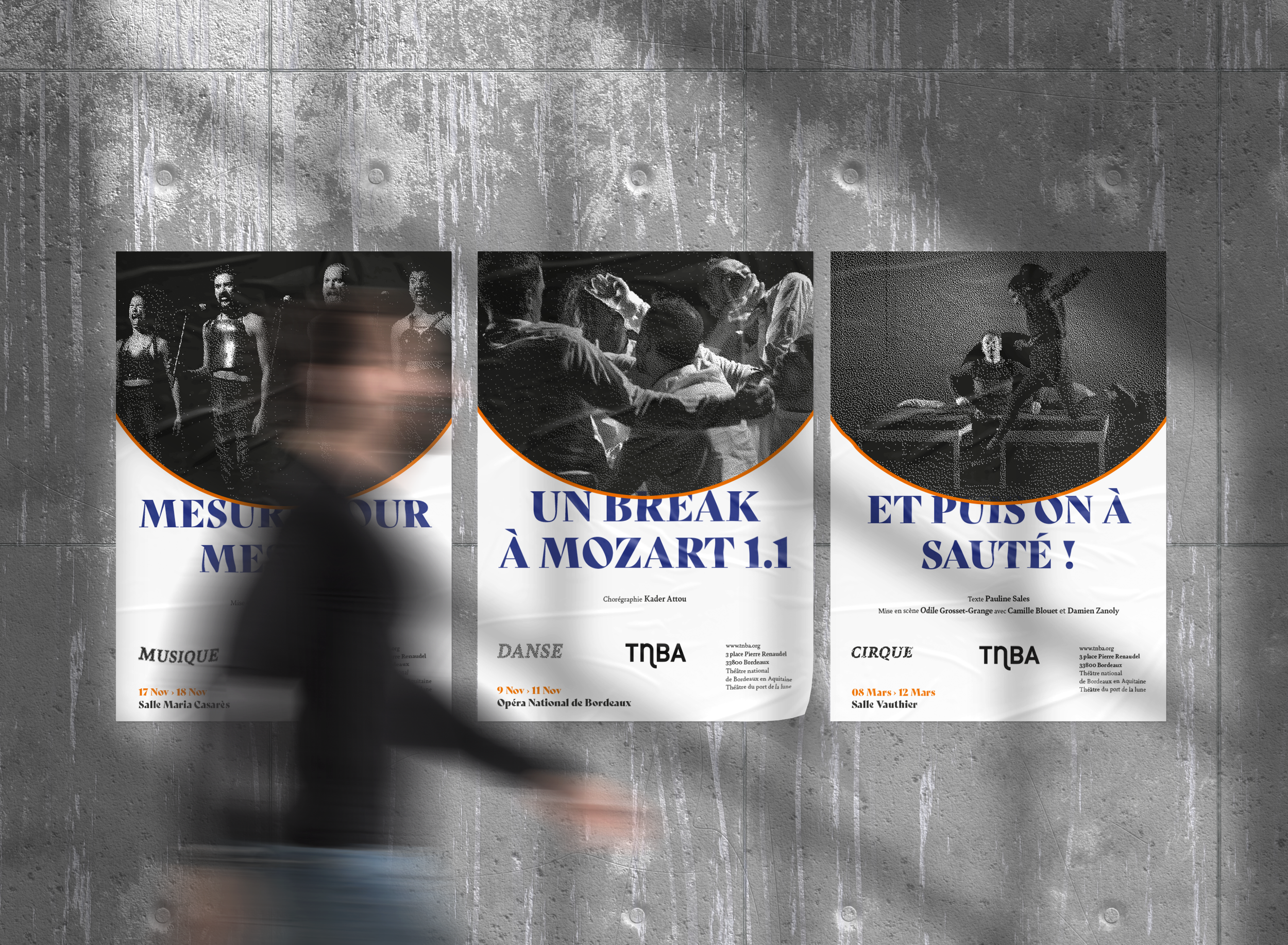 Trois affiches de spectacles culturels avec textes en français et en anglais, montrant des images de danse, opéra et cirque, collées sur un mur en béton.