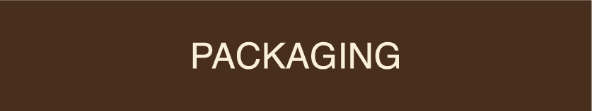 Mot en anglais 'PACKAGING' sur un fond marron.