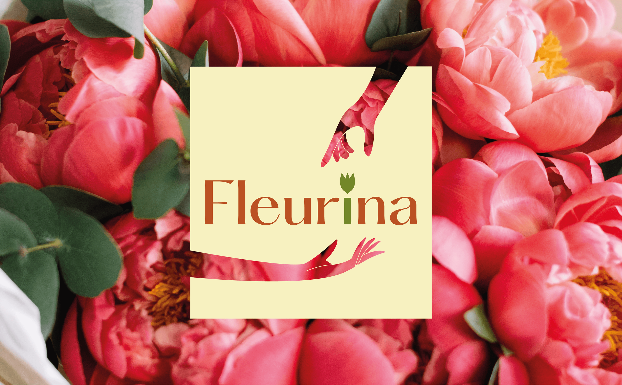 Un bouquet de grandes fleurs roses, avec un logo dans le centre comprenant une main stylisée, une petite fleur, et le texte 'Fleurina' en brun clair avec une touche de vert.
