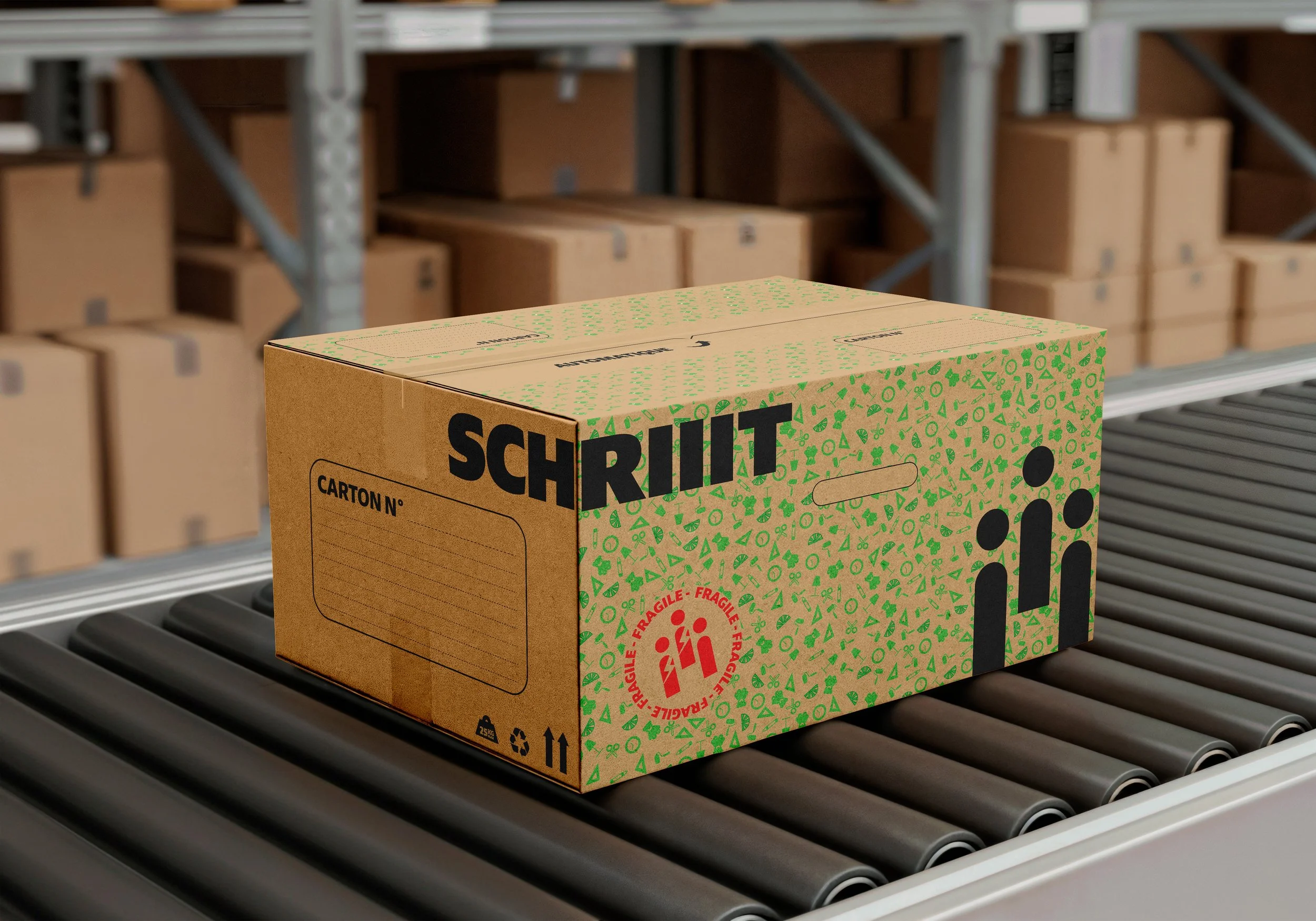 Une boîte en carton marron avec des écritures et symboles verts et noirs sur un tapis roulant dans un centre de tri.