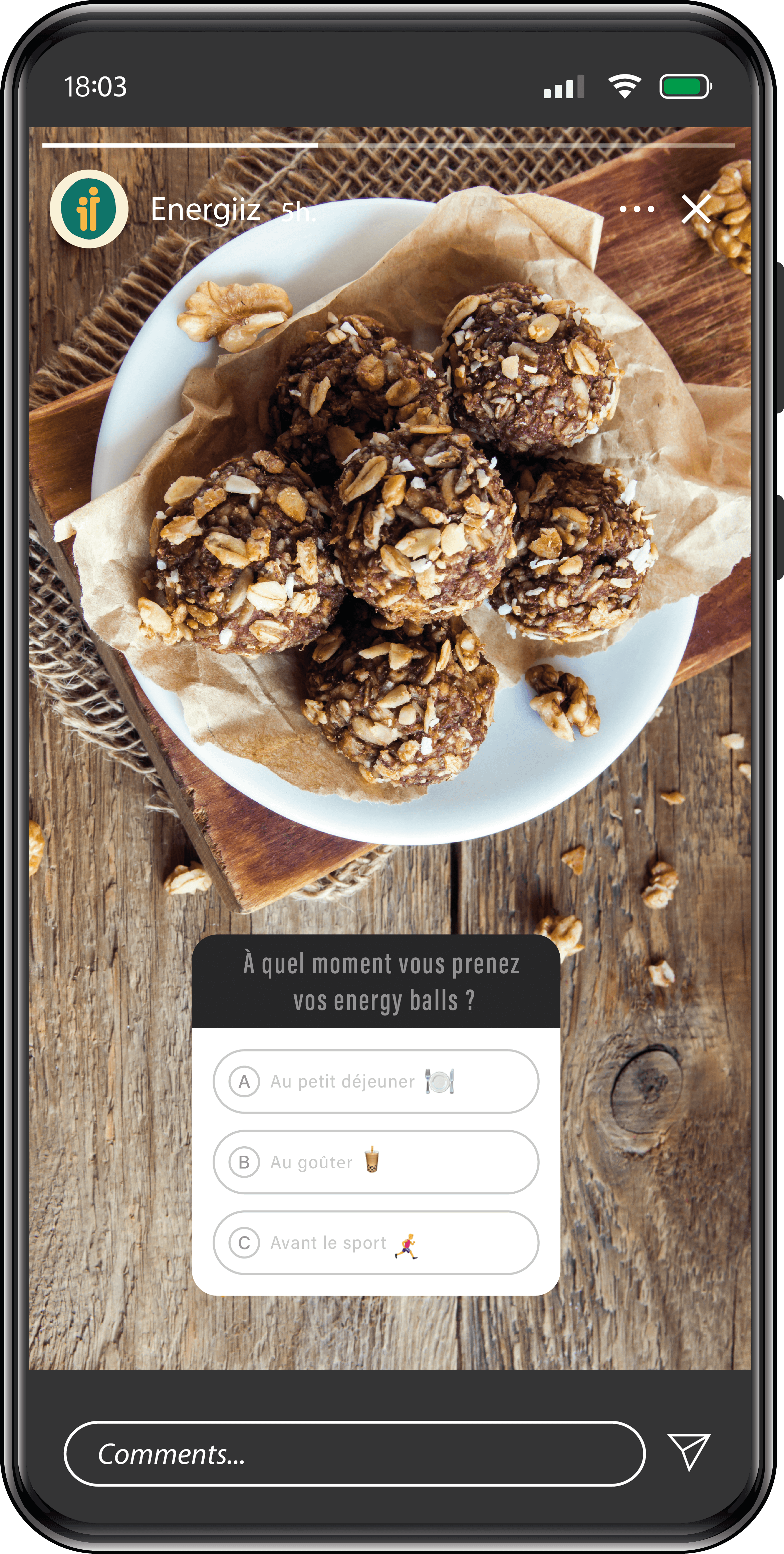 Photo d'énergie balls aux flocons d'avoine et chocolat sur une assiette blanche, avec une question en français sur le moment de consommation des energy balls, sur un fond en bois.