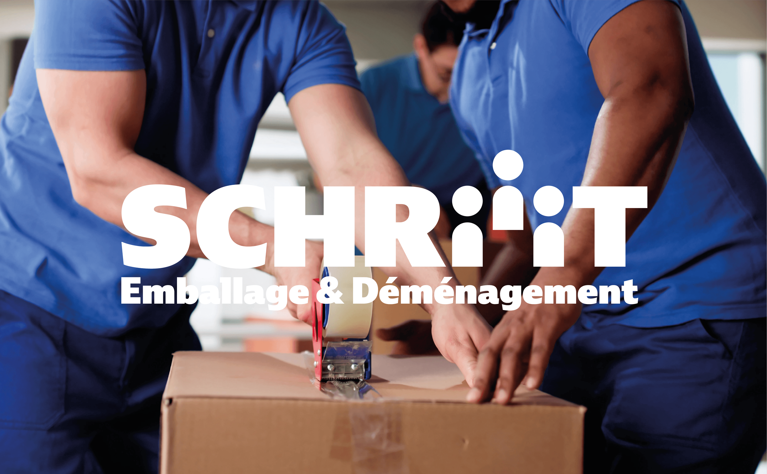 Des ouvriers en uniforme bleu emballent une boîte en carton avec du ruban adhésif.