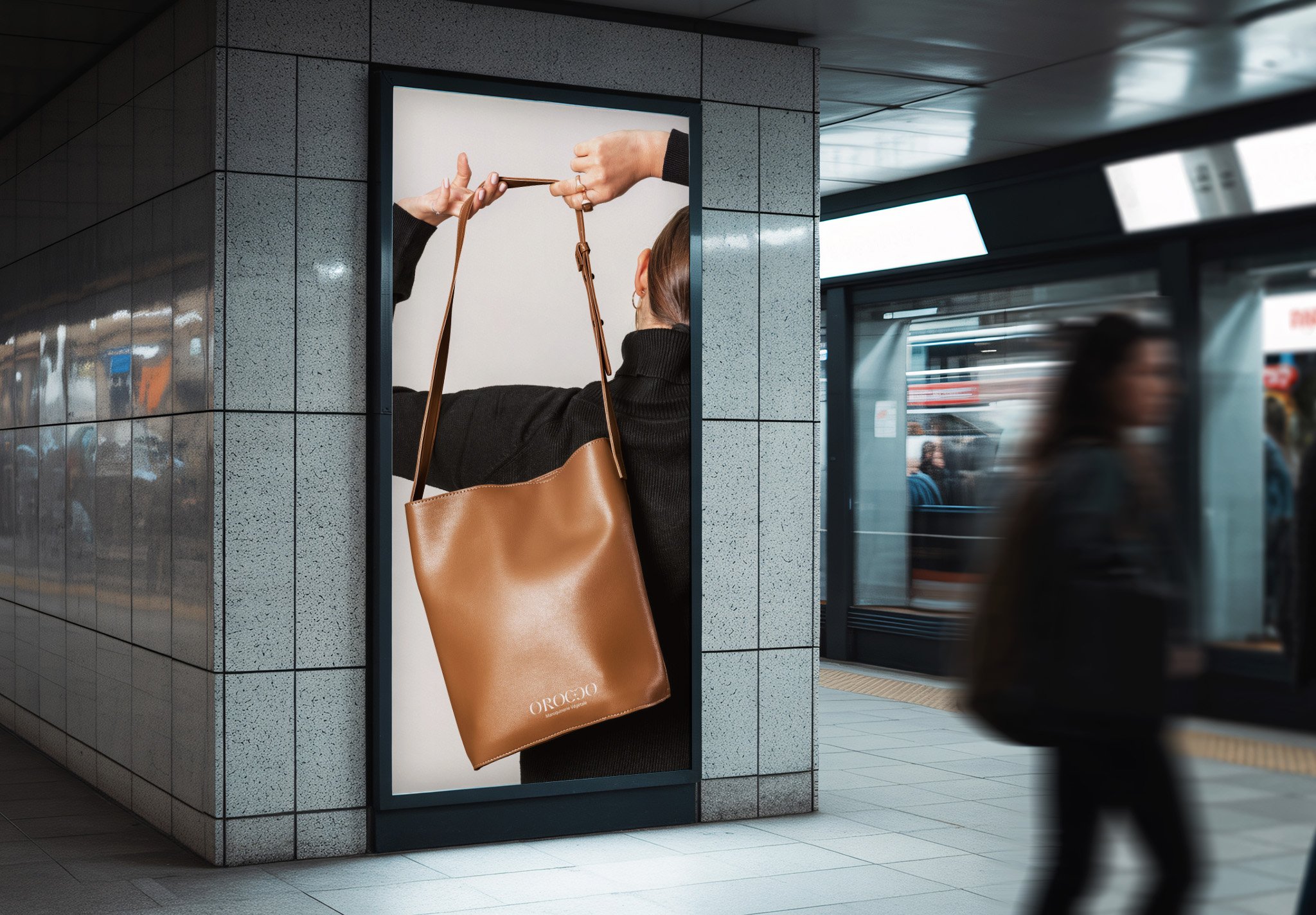 Une affiche dans le métro représentant une femme en noir qui tient un sac en cuir avec une main dans une poche et une autre main tirant la sangle du sac, vue de dos.