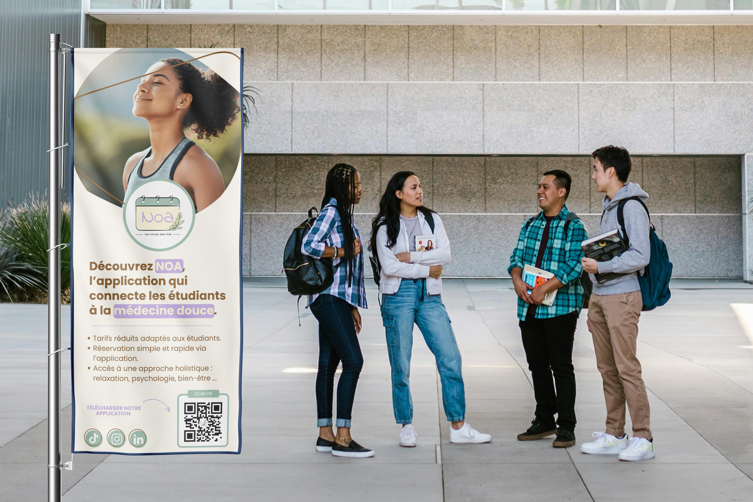 Groupe de quatre étudiants debout et discutant devant un bâtiment, en face d'une affiche promotionnelle pour une application liée à la médecine douce, affichant un portrait d'une femme souriante, avec un code QR et des icônes de médias sociaux.