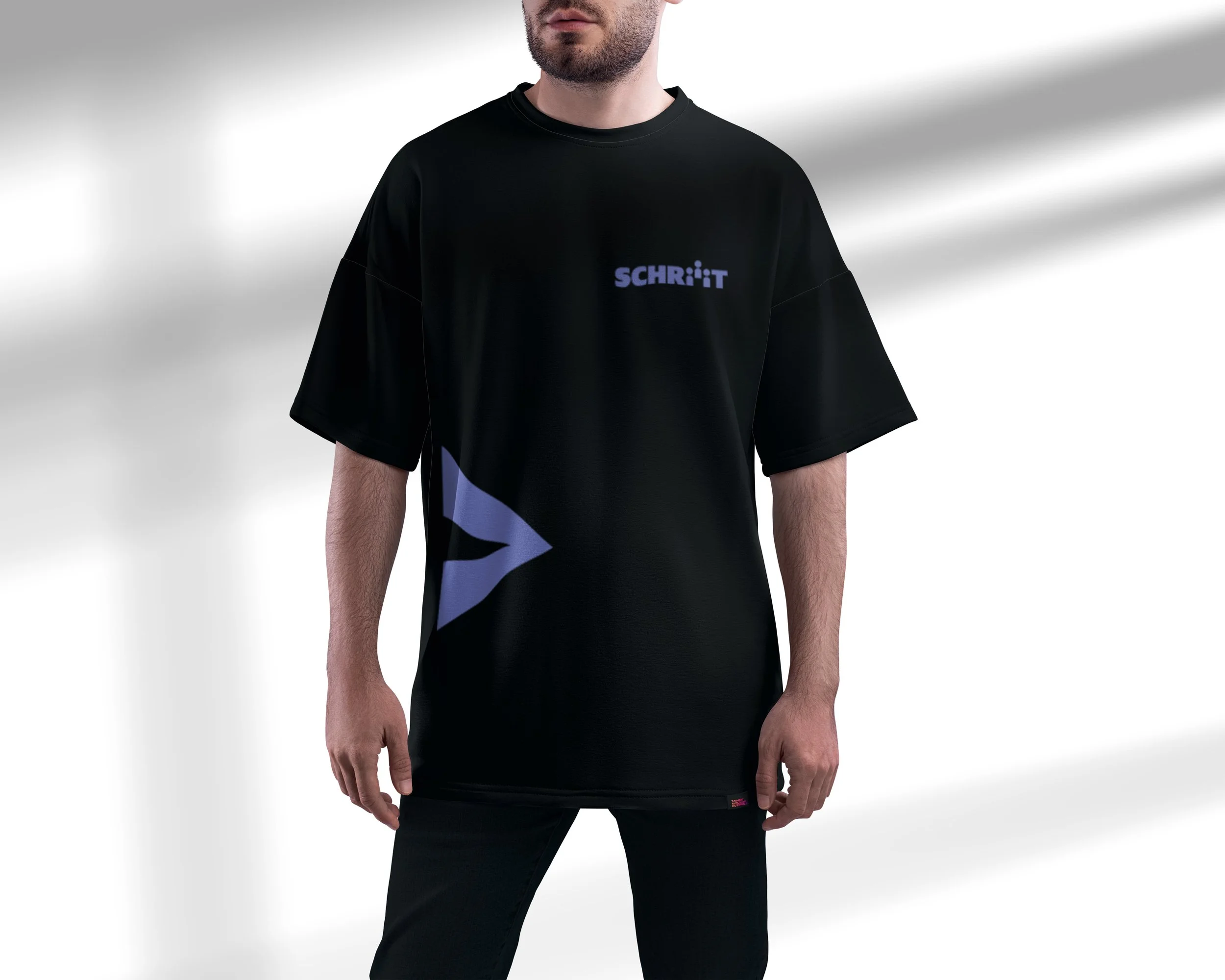 Homme portant un t-shirt noir avec le texte 'SCHRIIIT' et une flèche stylisée violet dessus, fond blanc avec ombres douces.