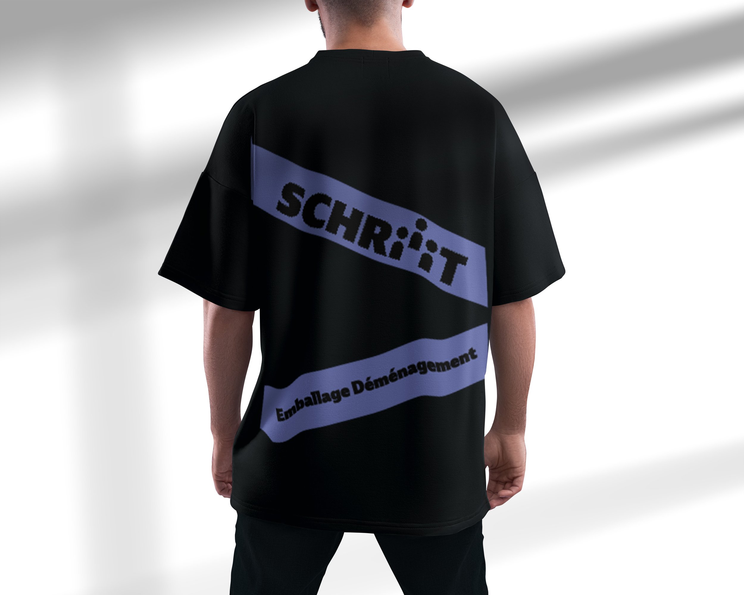 Veste noire avec inscription en français 'Schriiit Emballage Déménagement' en blanc et violet, portée par une personne vue de dos, dans un espace minimaliste.