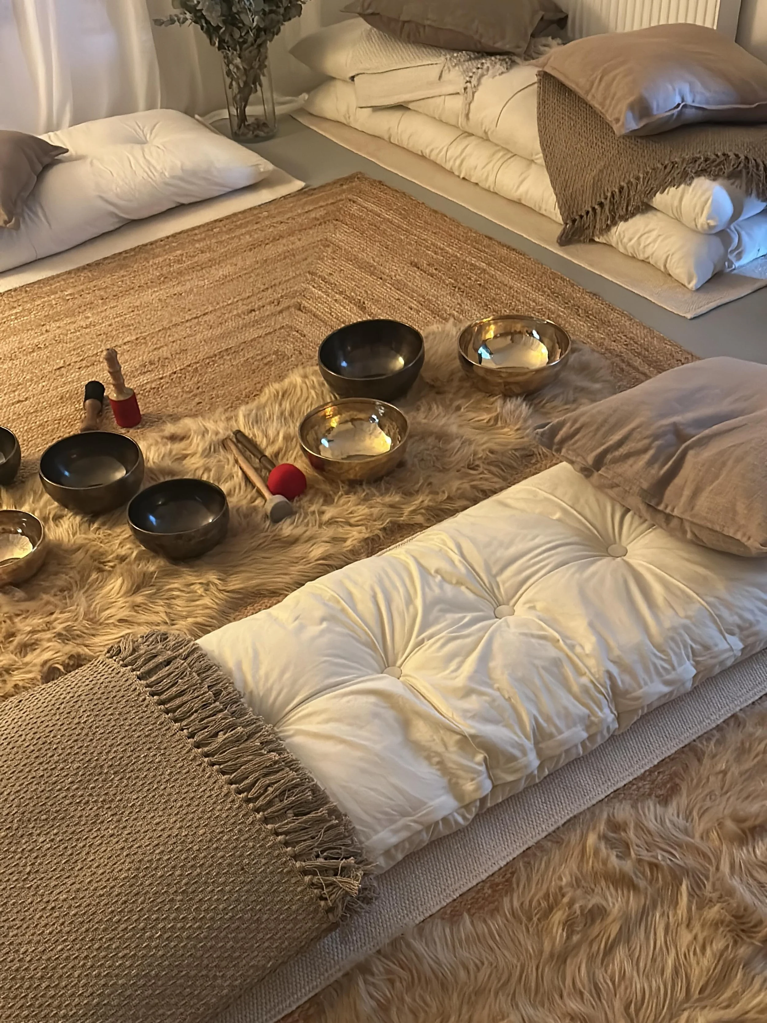 Loving weaving 1:1 sound healing into my sessions at the moment 🤍

There is something so powerful about giving the body space to soften, settle and receive.

The bowls create such a beautiful layer of support alongside breathwork, meditation and ner