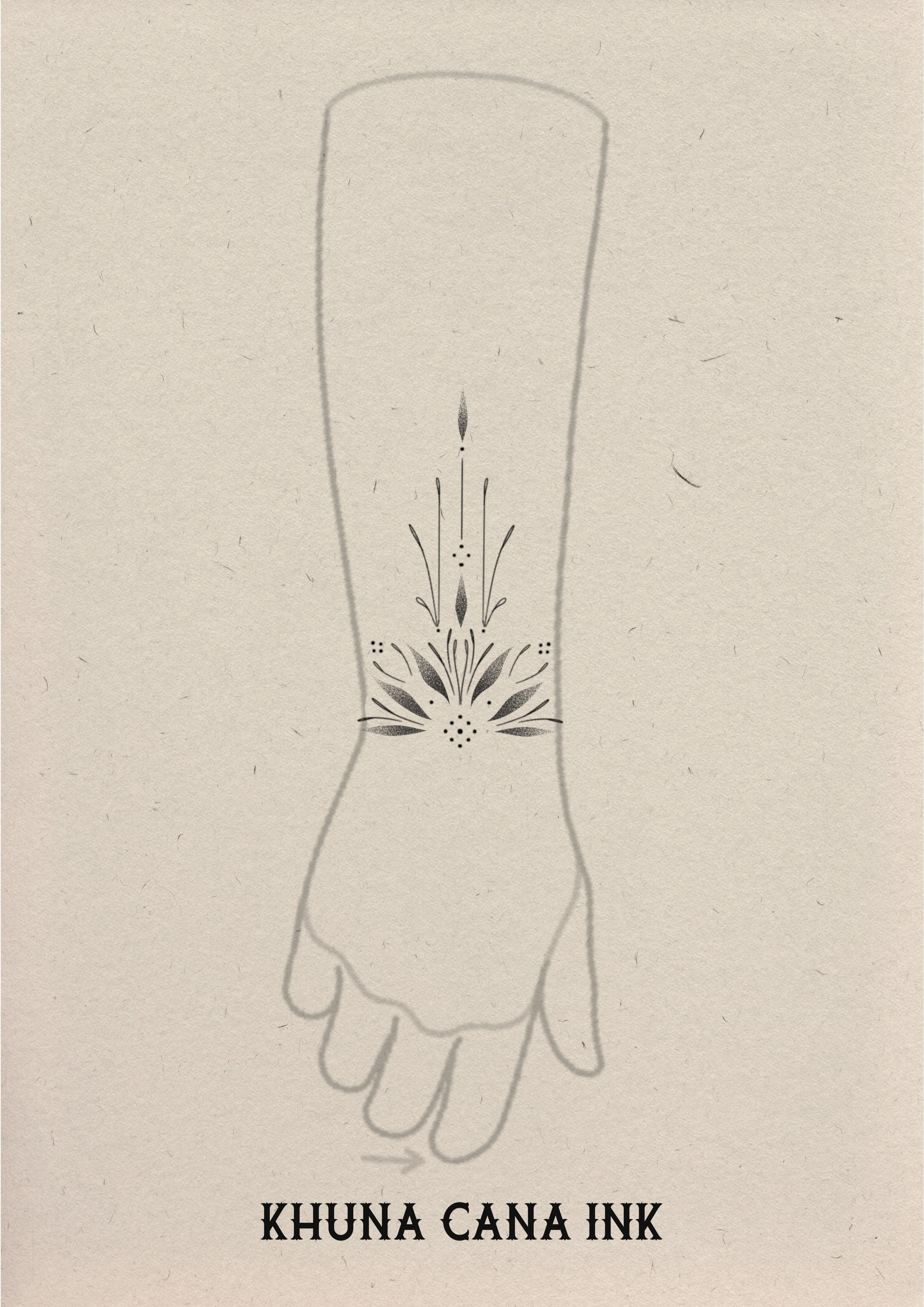 Tatoeage ontwerp van een bloem en lijnen op de binnenkant van een hand met de tekst 'KHUNA CANA INK' onderaan.