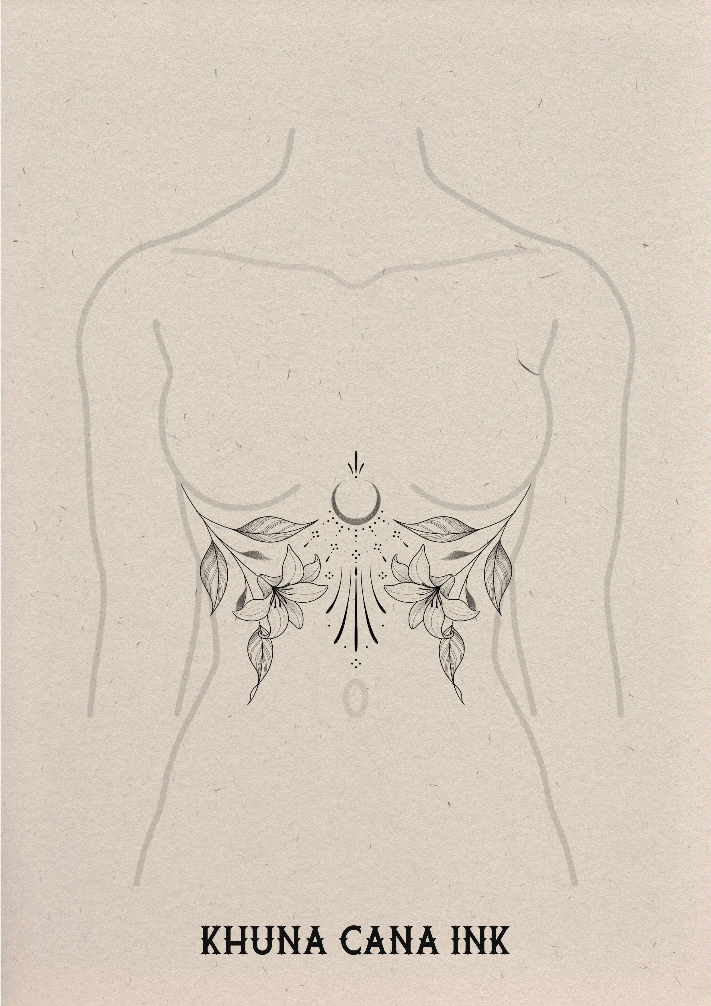 Tatoeageontwerp met bloemen, een maan en stippen op de buik van een vrouw, onder de tekst 'Khuna Cana Ink'