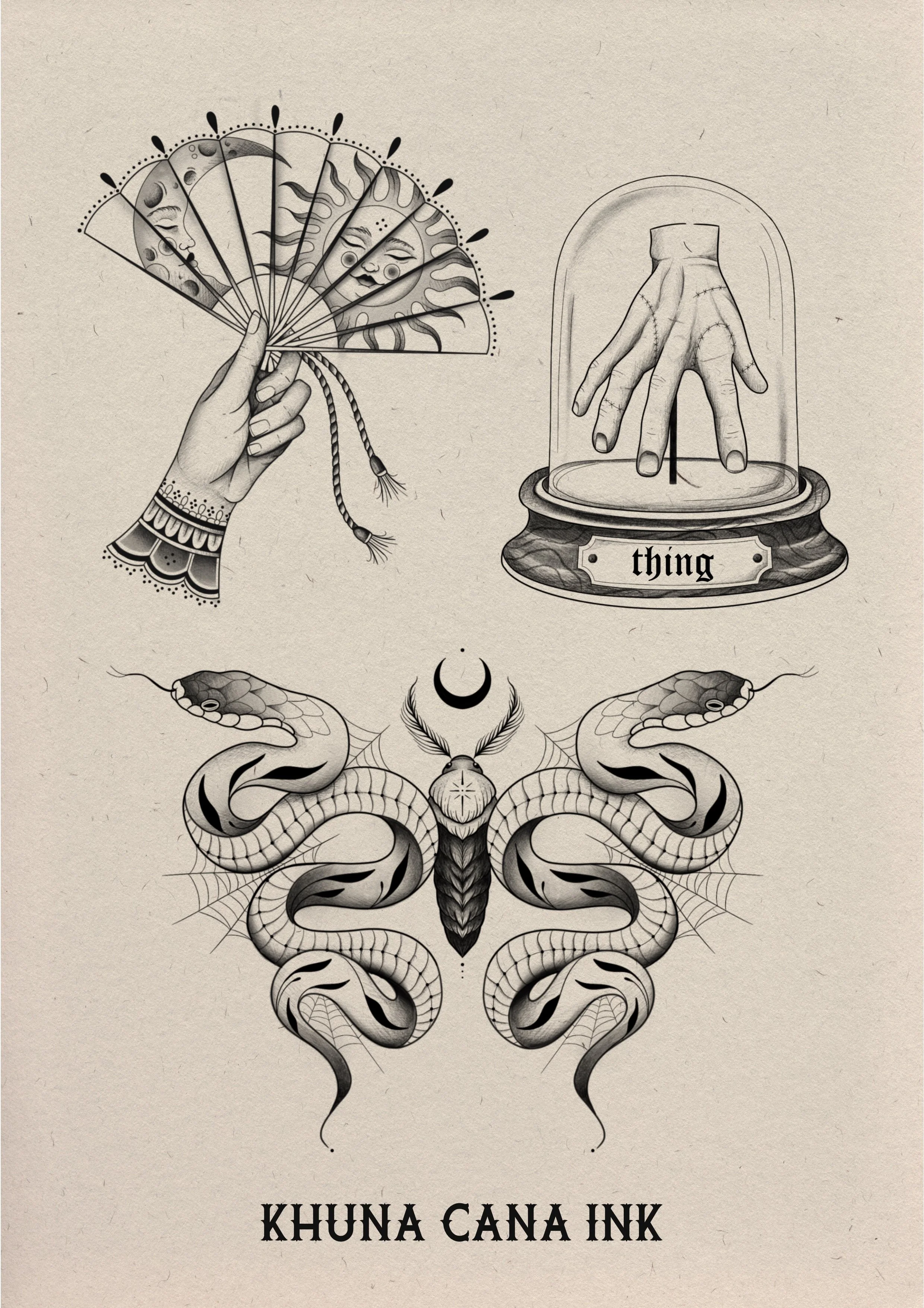 Een illustratie met een hand die een gevouwen waaier vasthoudt, een glazen display met een mummie-achtige hand, een gestileerde slang met een kop die lijkt op een insect, een maansymbool, en de tekst 'KHUNA CANA INK' onderaan.